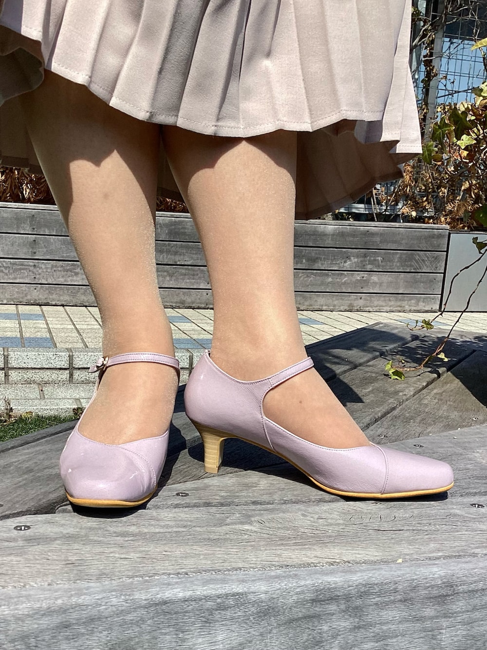 ピンク系のパンプスを着用したレディースの春コーディネートの2枚目の写真