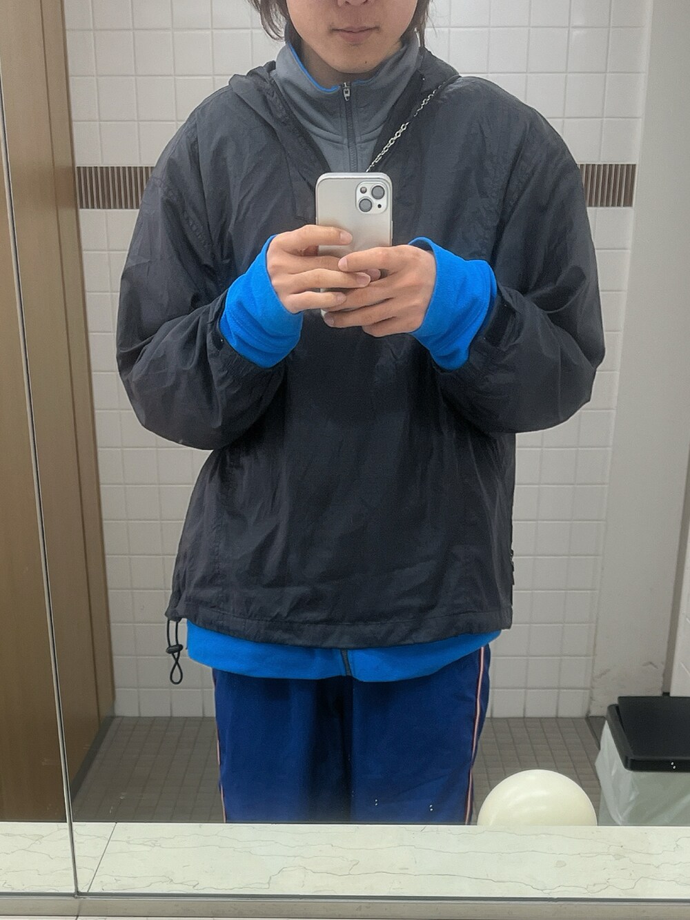 ブラック系のスニーカー、ブルー系のその他パンツ、ブラック系のその他トップスを着用したメンズの冬コーディネートの2枚目の写真