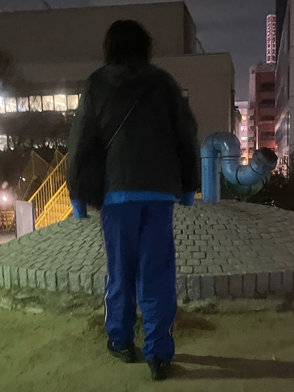 ブラック系のスニーカー、ブルー系のその他パンツ、ブラック系のその他トップスを着用したメンズの冬コーディネートの4枚目の写真