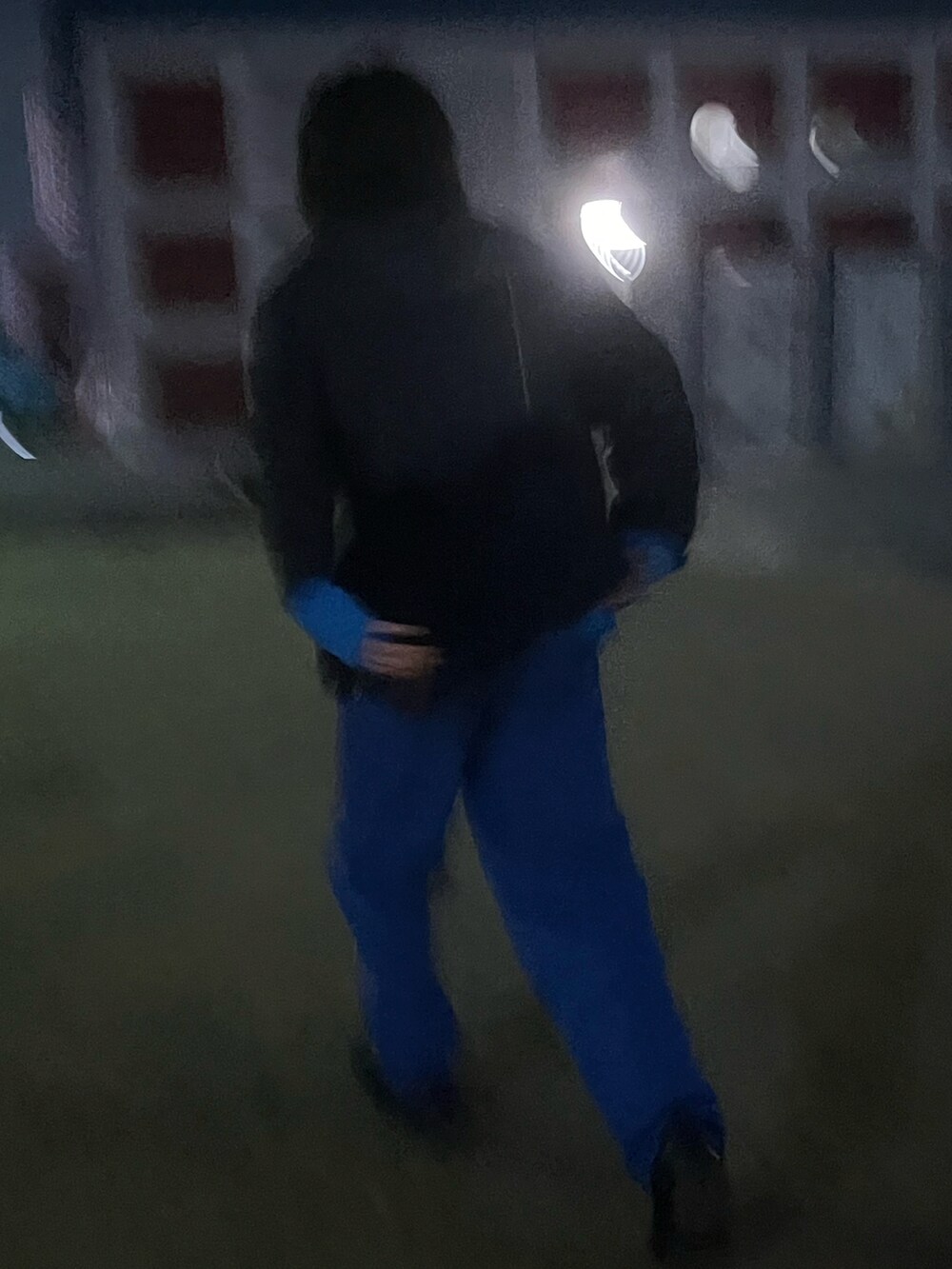 ブラック系のスニーカー、ブルー系のその他パンツ、ブラック系のその他トップスを着用したメンズの冬コーディネートの3枚目の写真