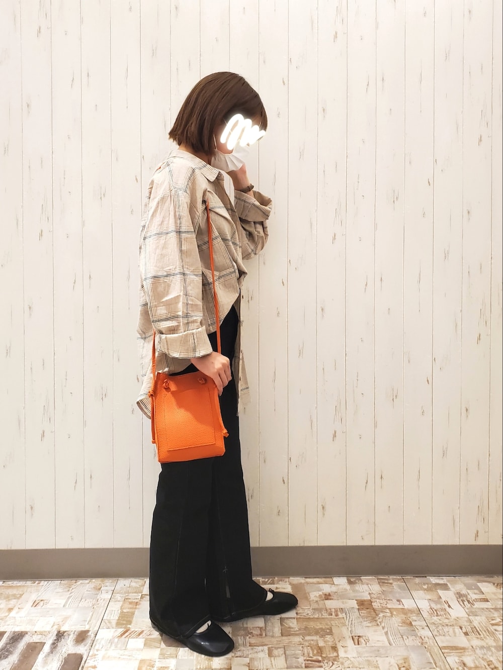 ベージュ系のシャツ/ブラウス、オレンジ系のショルダーバッグ、ブラック系のその他パンツを着用したレディースの秋コーディネートの2枚目の写真