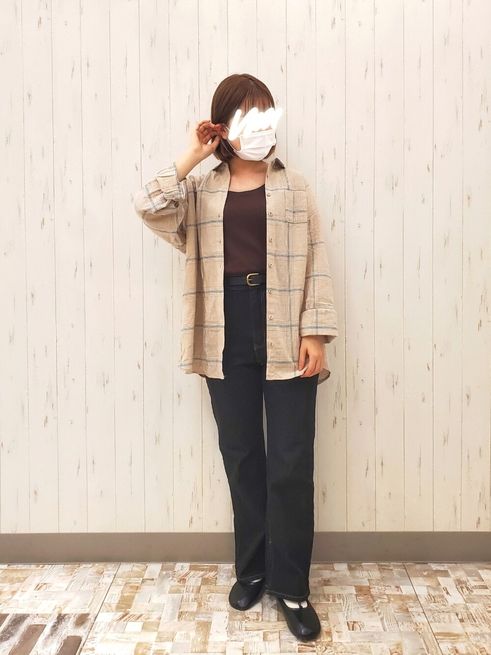 ベージュ系のシャツ/ブラウス、オレンジ系のショルダーバッグ、ブラック系のその他パンツを着用したレディースの秋コーディネートの3枚目の写真