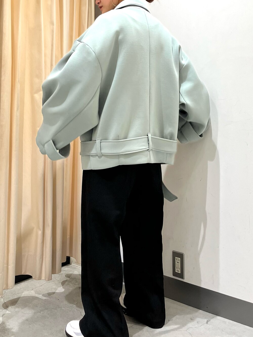 ブラック系のその他パンツを着用したレディースの冬コーディネートの2枚目の写真