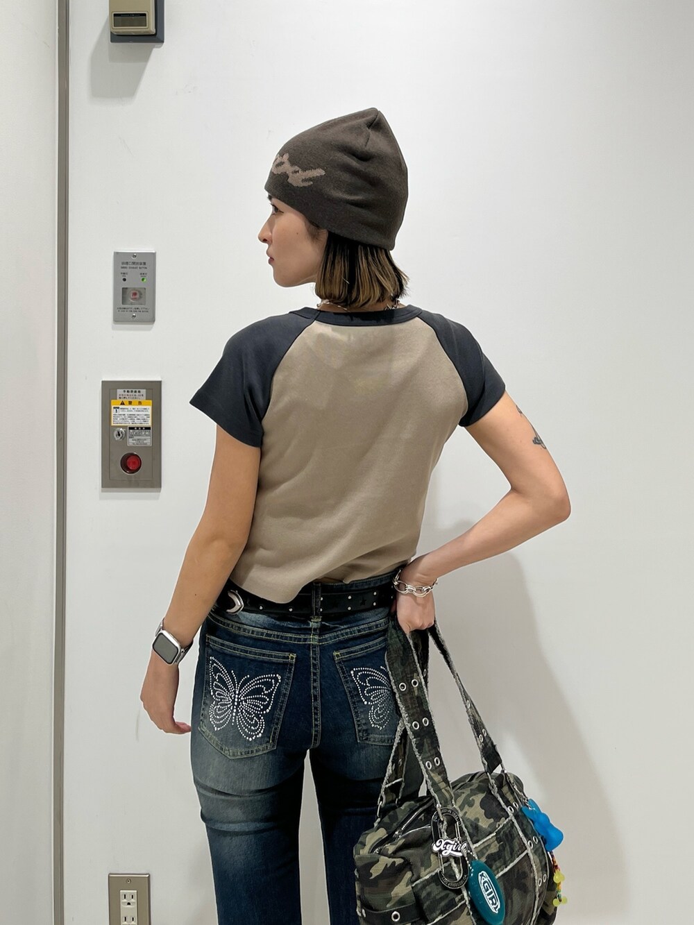 ベージュ系のTシャツ/カットソー、ブルー系のデニムパンツ、その他のハンドバッグを着用したレディースの春コーディネートの4枚目の写真