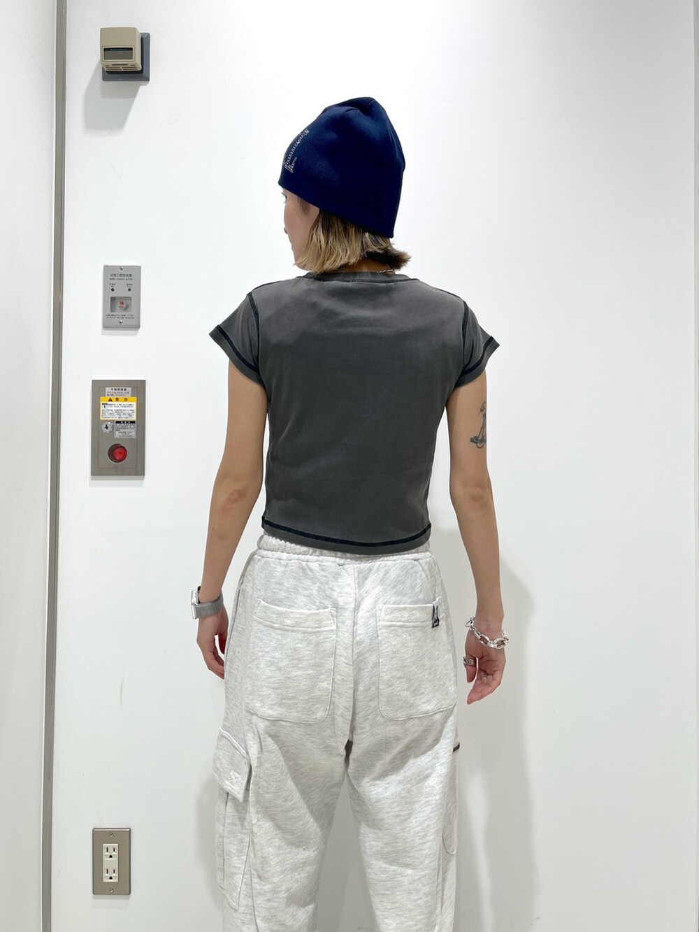 グレー系のスウェットパンツ、ブラック系のTシャツ/カットソー、ブルー系のニットキャップ/ビーニーを着用したレディースの春コーディネートの4枚目の写真