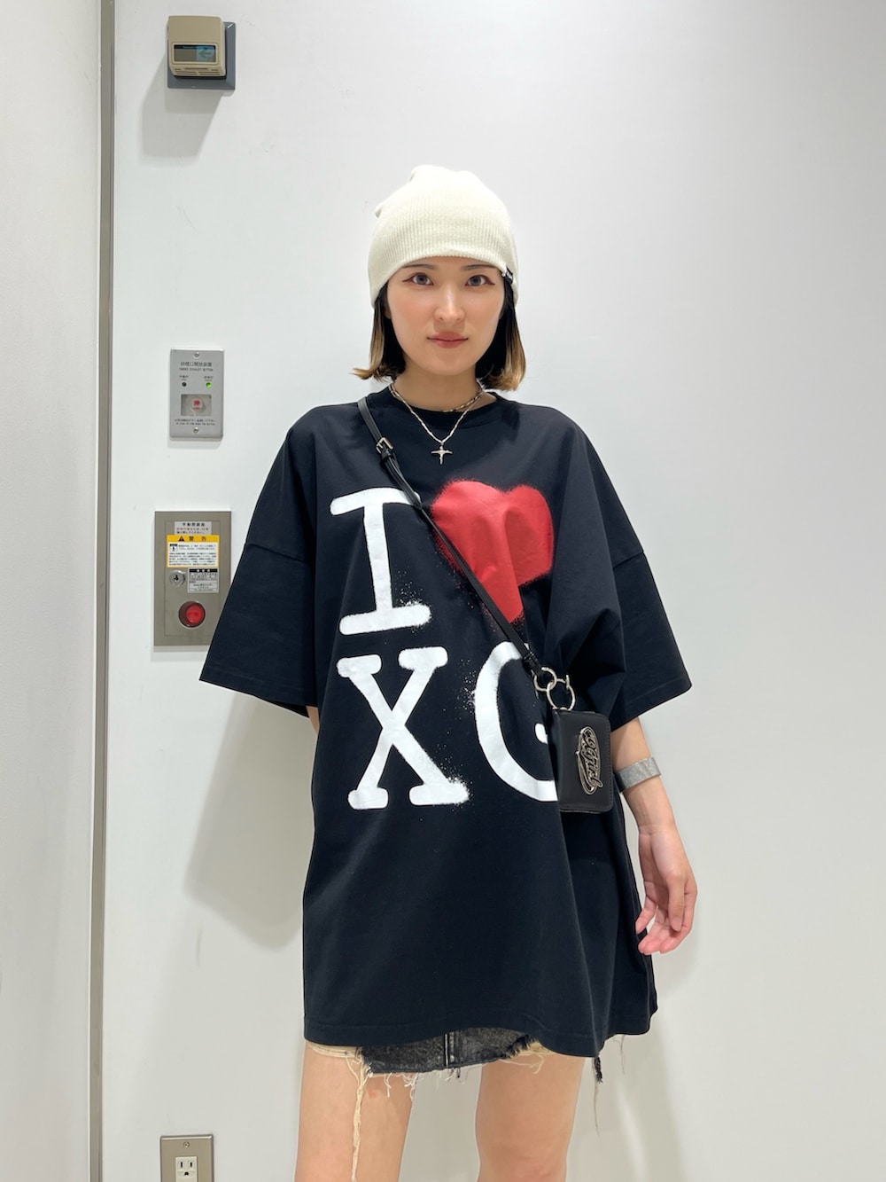 ブラック系のワンピース、その他のソックス/靴下、ホワイト系のニットキャップ/ビーニーを着用したレディースの夏コーディネートの3枚目の写真