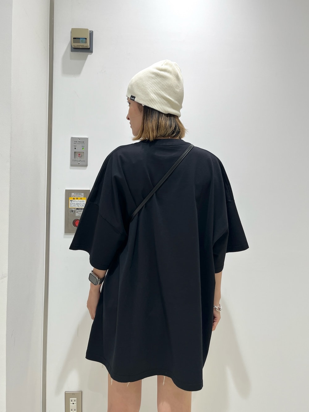 ブラック系のワンピース、その他のソックス/靴下、ホワイト系のニットキャップ/ビーニーを着用したレディースの夏コーディネートの4枚目の写真