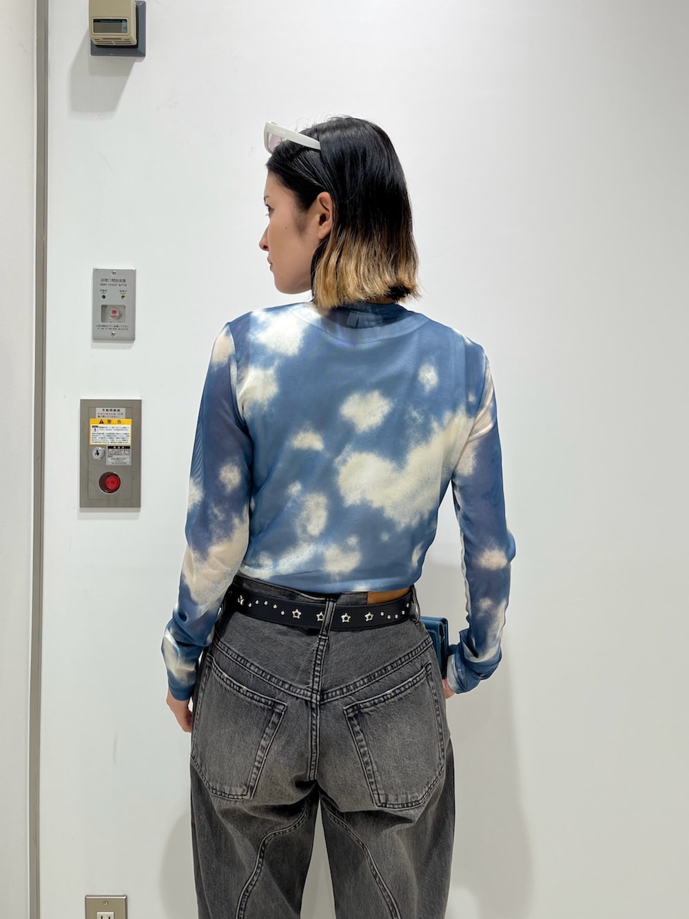 「X-girlのPANELED DENIM PANTS（デニムパンツ、ブラック系）」を使った、RIN KAGWAさん（骨格ウェーブ・レディース・155cm）の春コーディネートの6枚目の写真