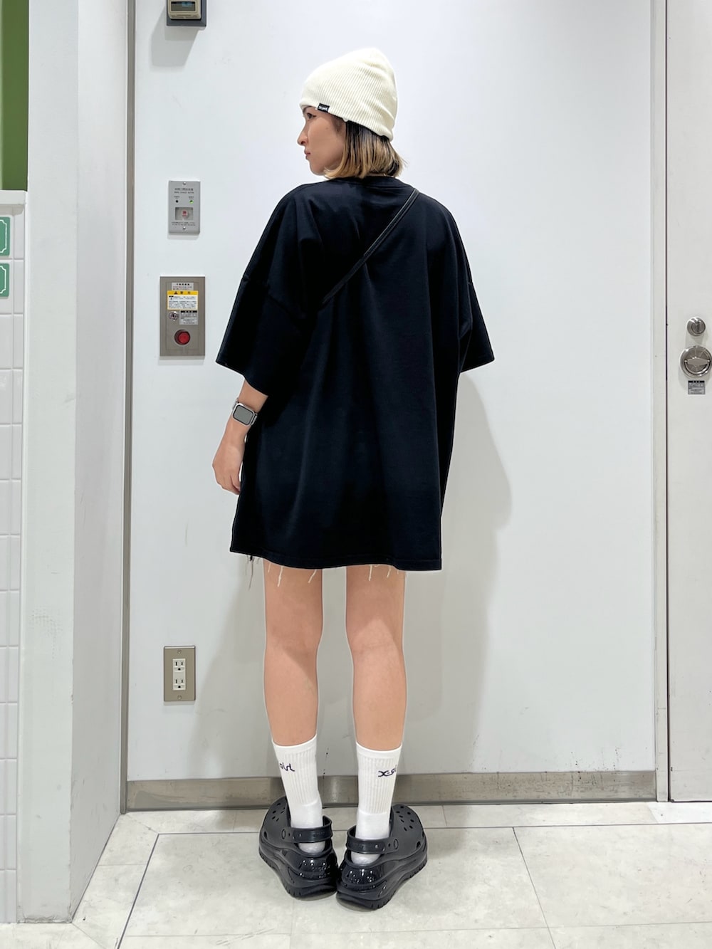 ブラック系のワンピース、その他のソックス/靴下、ホワイト系のニットキャップ/ビーニーを着用したレディースの夏コーディネートの2枚目の写真