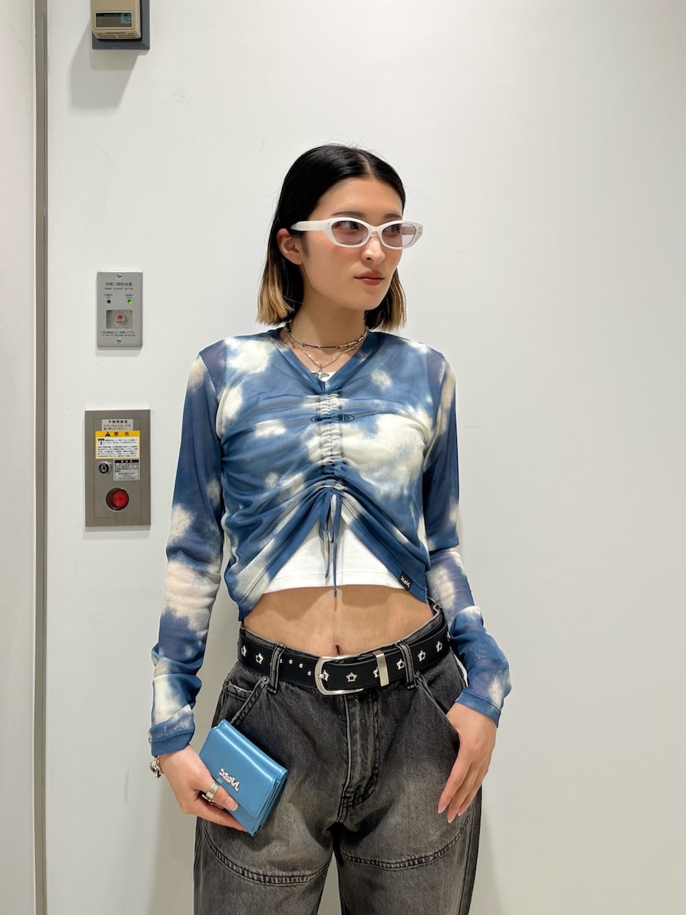 「X-girlのPANELED DENIM PANTS（デニムパンツ、ブラック系）」を使った、RIN KAGWAさん（骨格ウェーブ・レディース・155cm）の春コーディネートの8枚目の写真