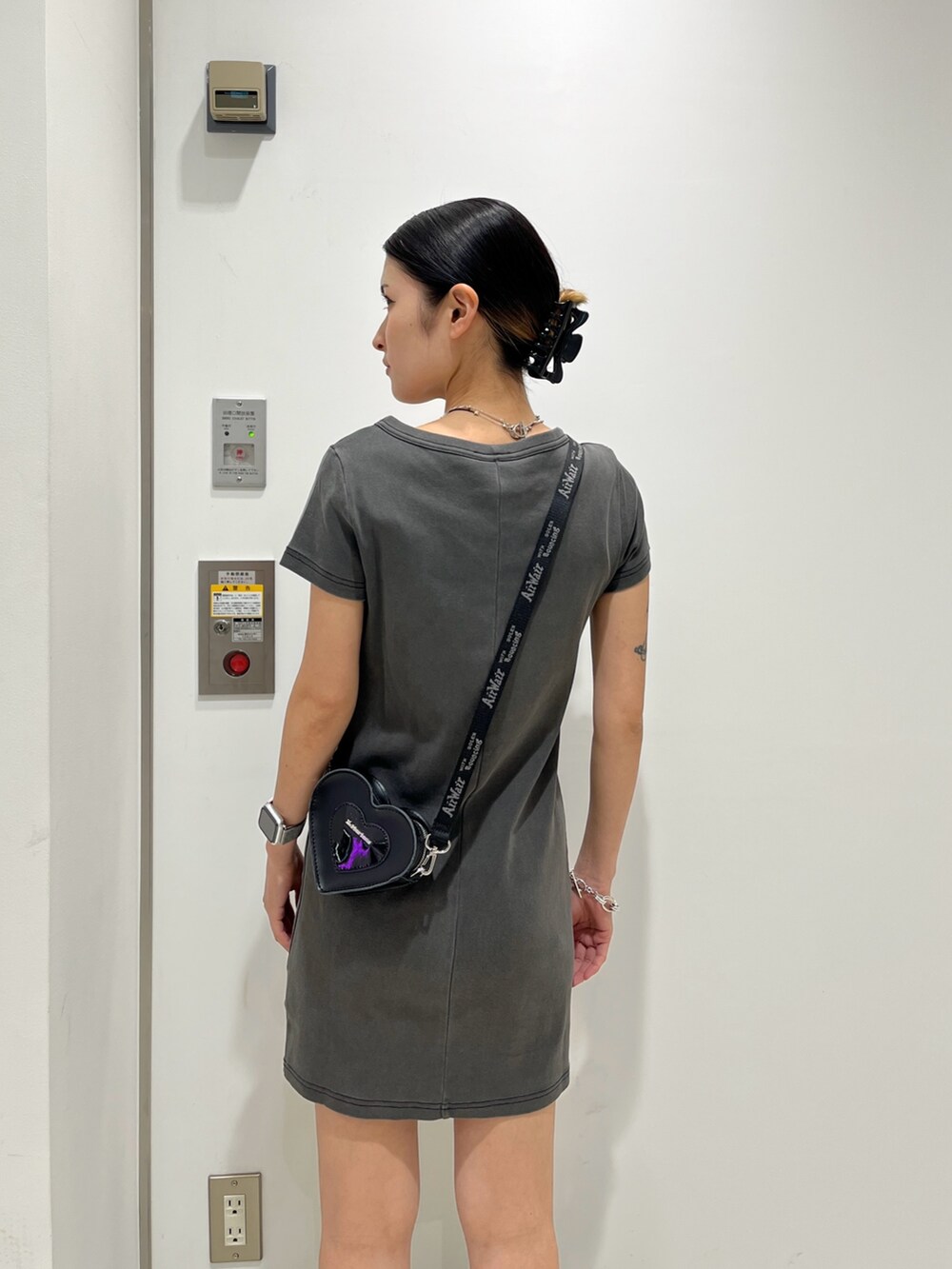 ブラック系のワンピース、その他のソックス/靴下を着用したレディースの夏コーディネートの4枚目の写真