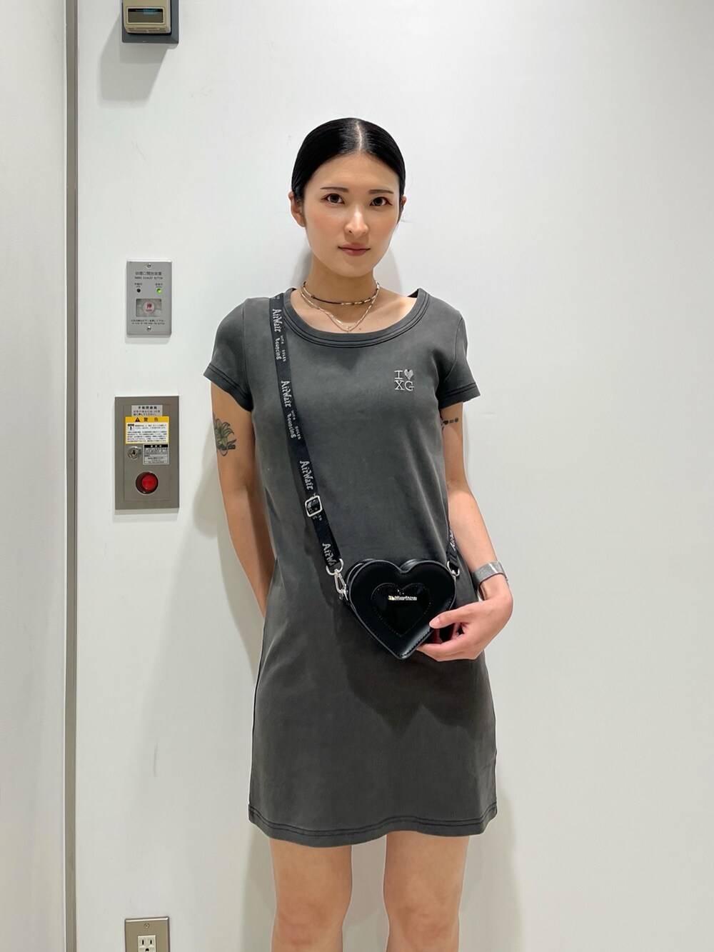 ブラック系のワンピース、その他のソックス/靴下を着用したレディースの夏コーディネートの3枚目の写真