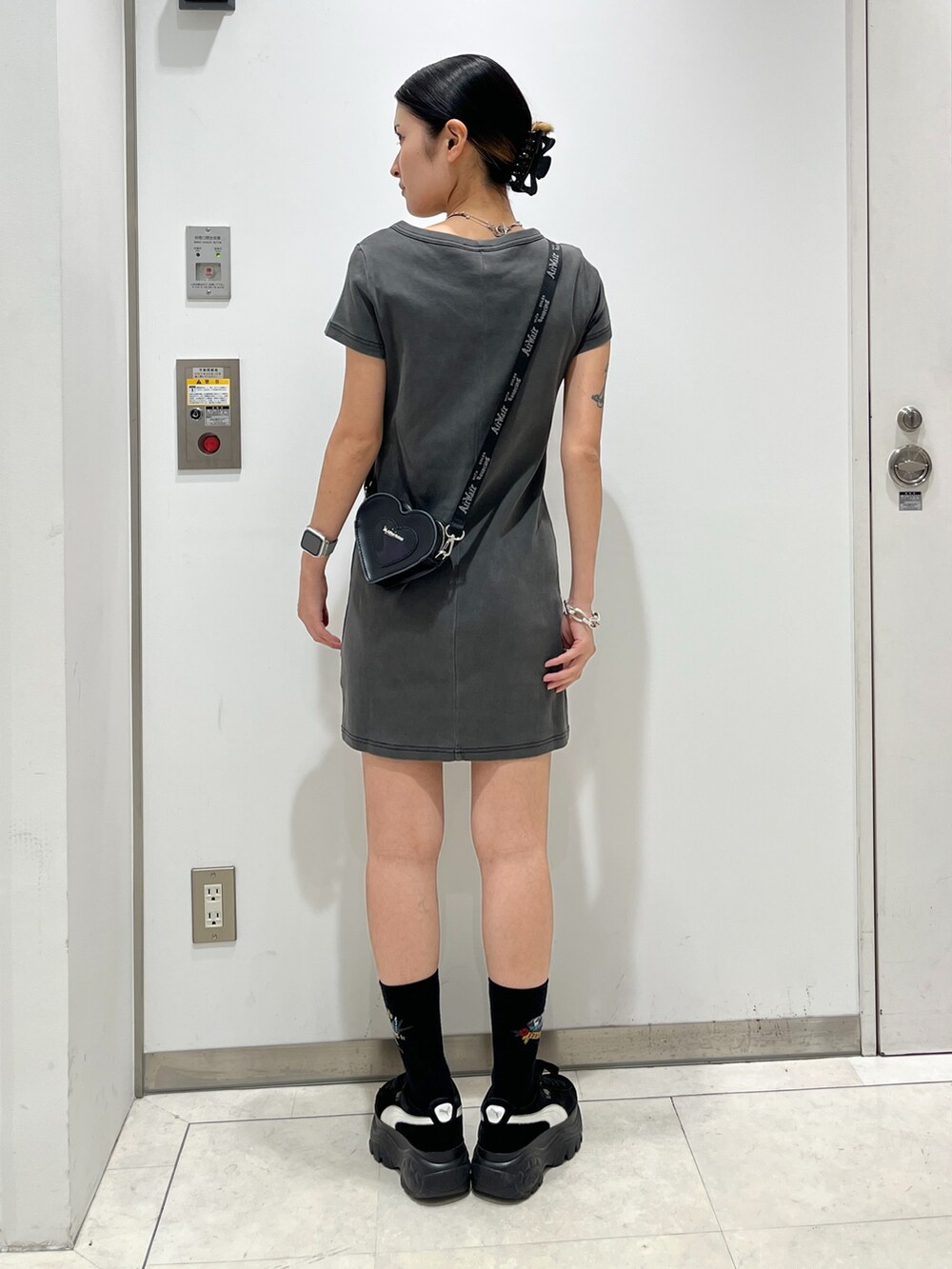 ブラック系のワンピース、その他のソックス/靴下を着用したレディースの夏コーディネートの2枚目の写真