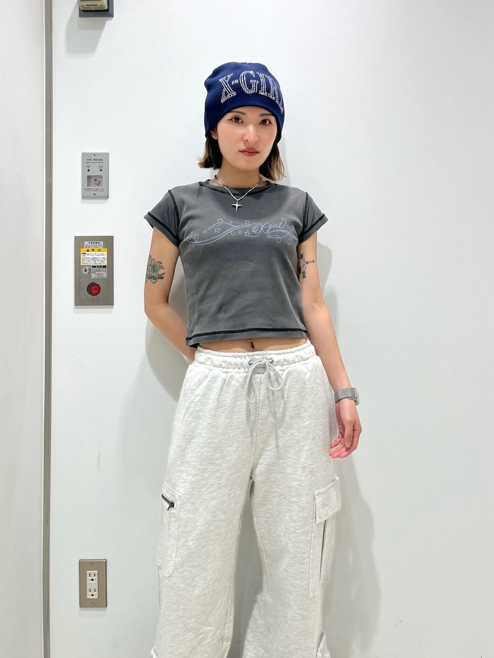 グレー系のスウェットパンツ、ブラック系のTシャツ/カットソー、ブルー系のニットキャップ/ビーニーを着用したレディースの春コーディネートの2枚目の写真