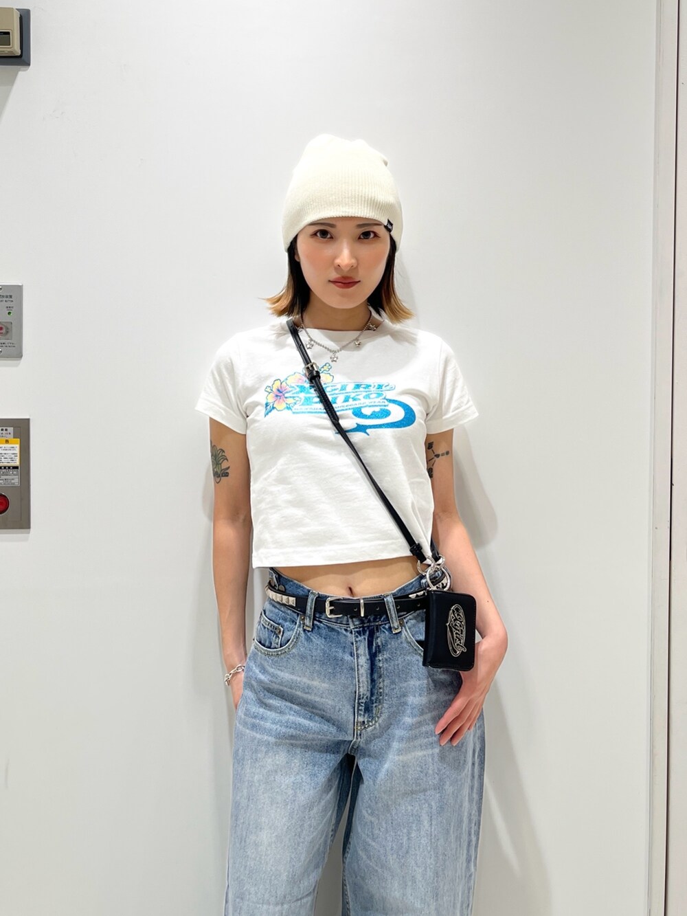 ブルー系のデニムパンツ、ホワイト系のTシャツ/カットソー、ホワイト系のニットキャップ/ビーニーを着用したレディースの夏コーディネートの3枚目の写真