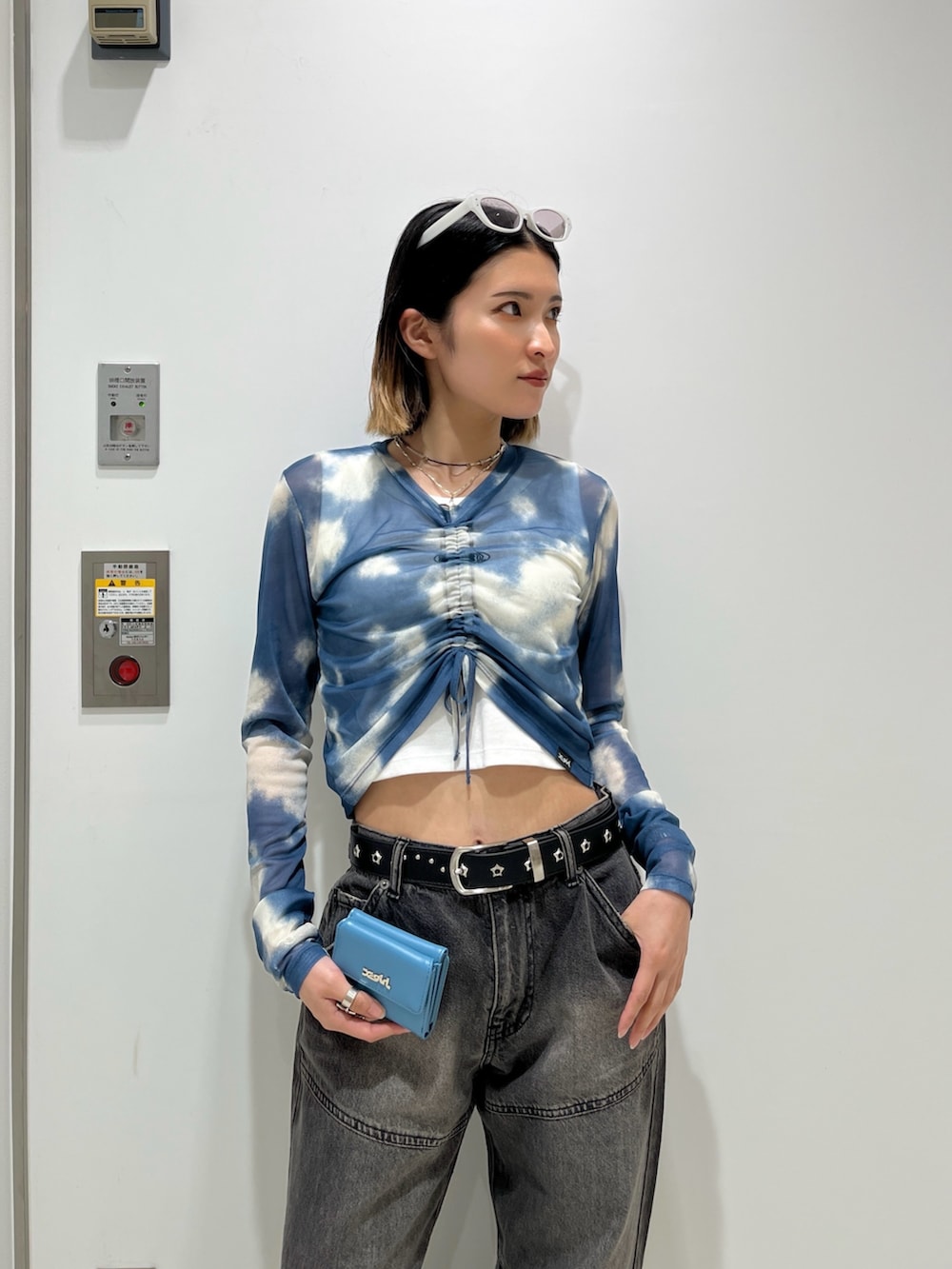 「X-girlのPANELED DENIM PANTS（デニムパンツ、ブラック系）」を使った、RIN KAGWAさん（骨格ウェーブ・レディース・155cm）の春コーディネートの5枚目の写真