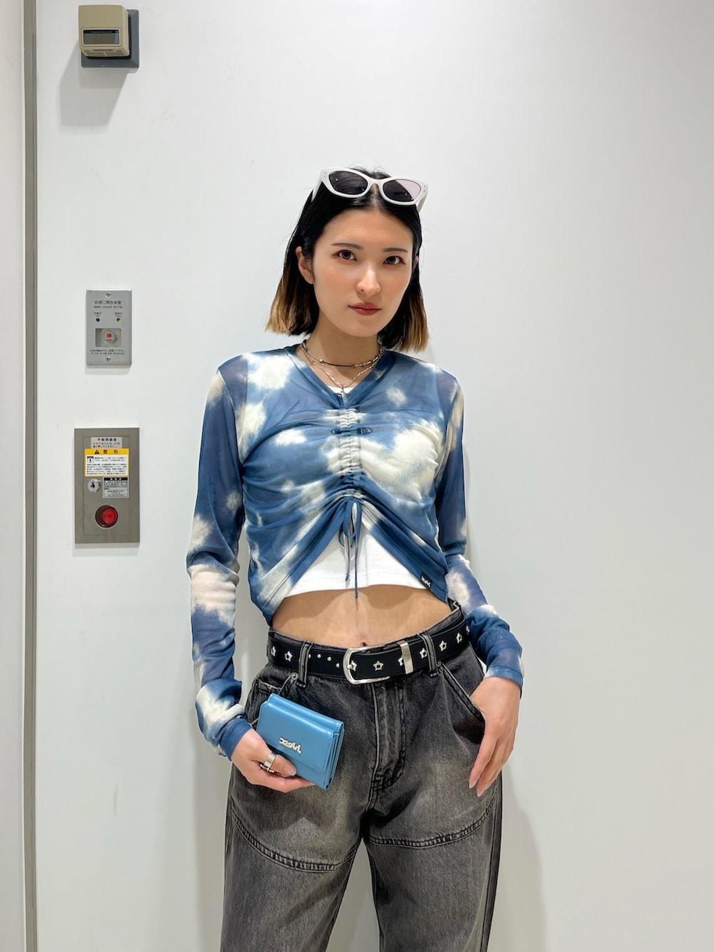 「X-girlのPANELED DENIM PANTS（デニムパンツ、ブラック系）」を使った、RIN KAGWAさん（骨格ウェーブ・レディース・155cm）の春コーディネートの4枚目の写真