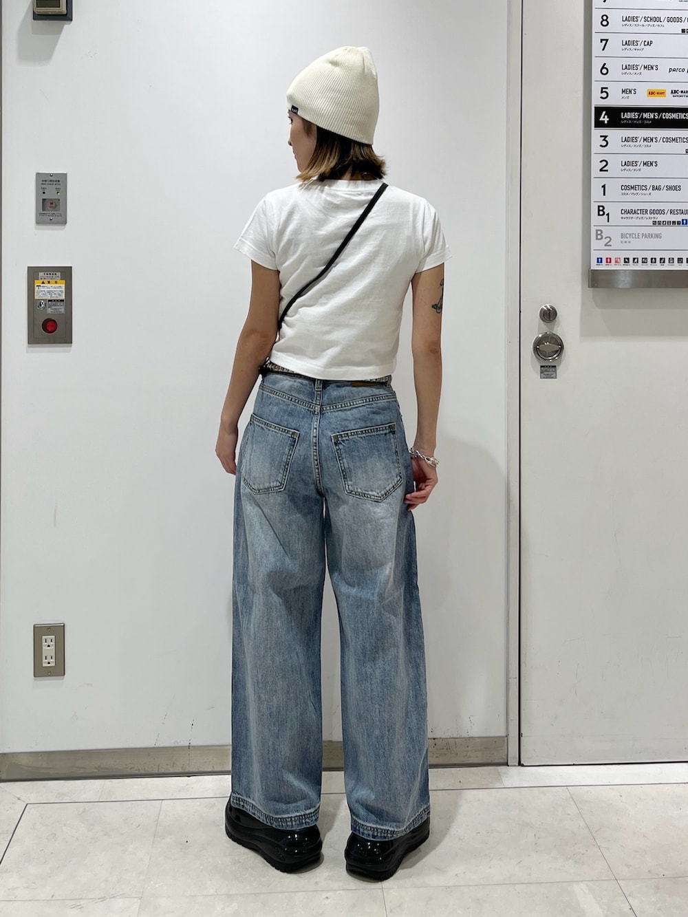 ブルー系のデニムパンツ、ホワイト系のTシャツ/カットソー、ホワイト系のニットキャップ/ビーニーを着用したレディースの夏コーディネートの2枚目の写真