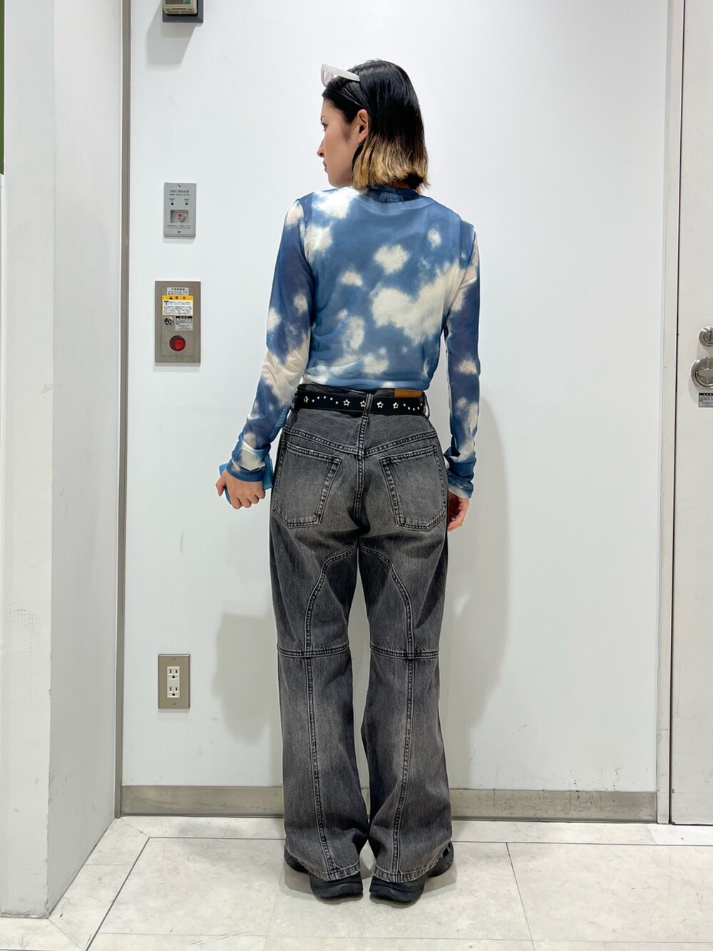 「X-girlのPANELED DENIM PANTS（デニムパンツ、ブラック系）」を使った、RIN KAGWAさん（骨格ウェーブ・レディース・155cm）の春コーディネートの3枚目の写真