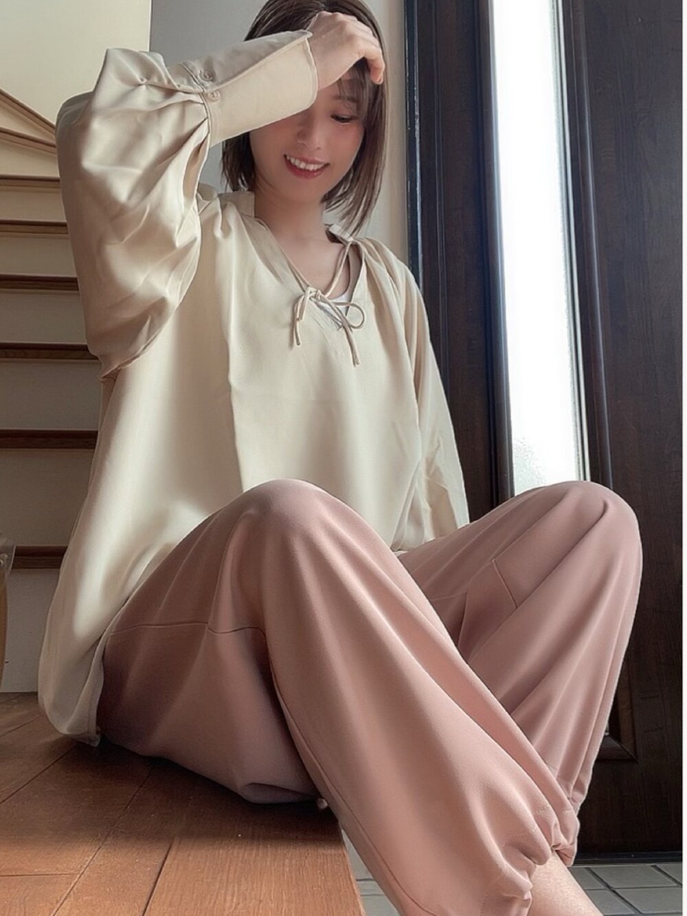 ピンク系のパンツを着用したレディースの春コーディネートの2枚目の写真