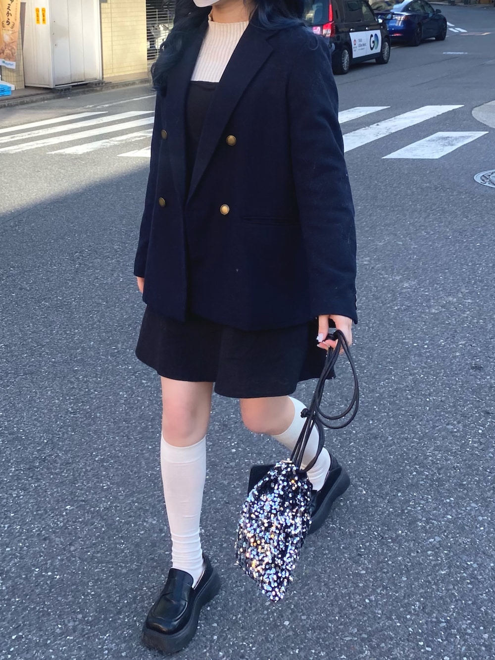 ブラック系のローファー、ブラック系のバッグ、ブラック系のワンピースを着用したレディースの冬コーディネートの5枚目の写真