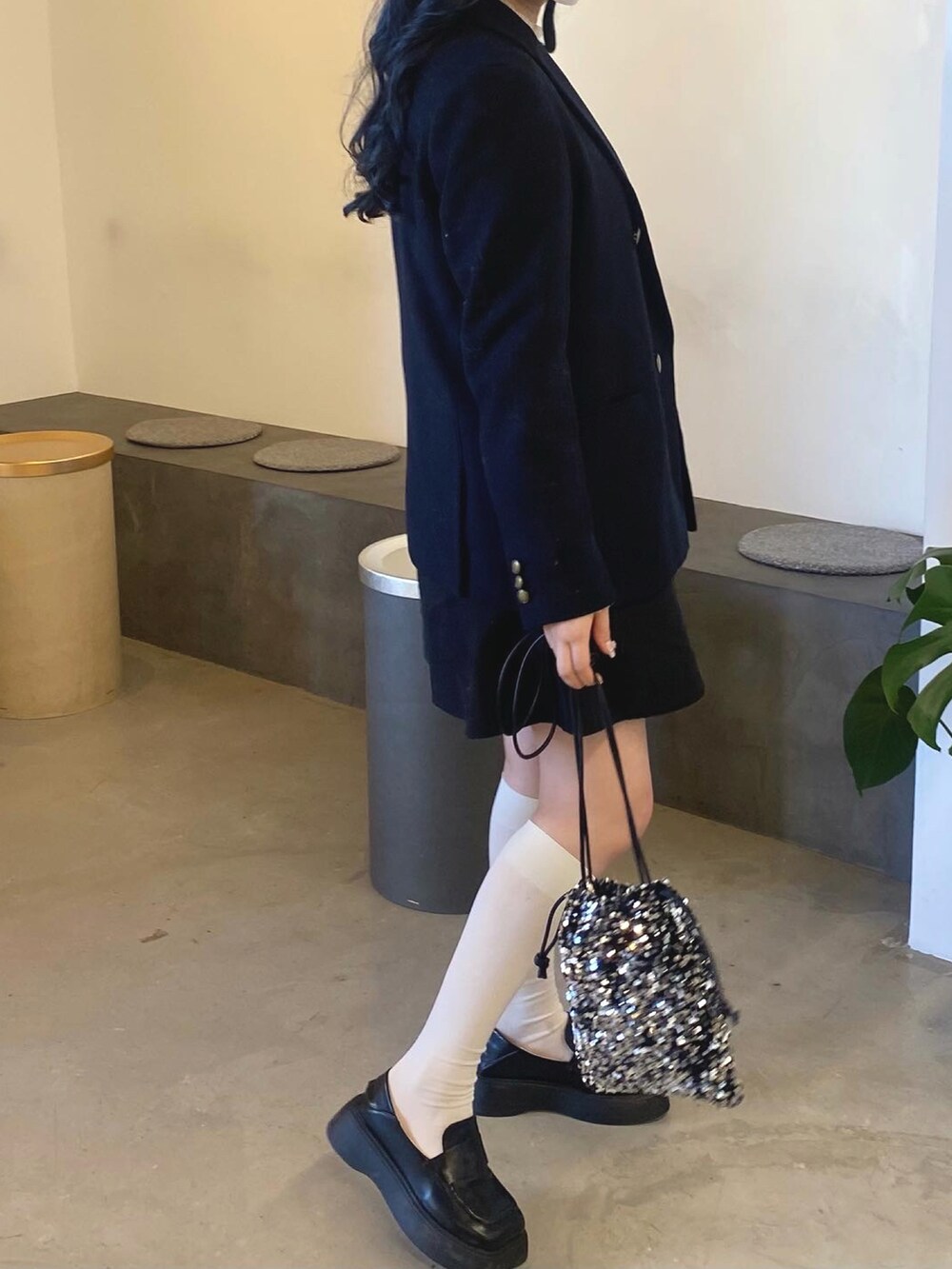 ブラック系のローファー、ブラック系のバッグ、ブラック系のワンピースを着用したレディースの冬コーディネートの3枚目の写真