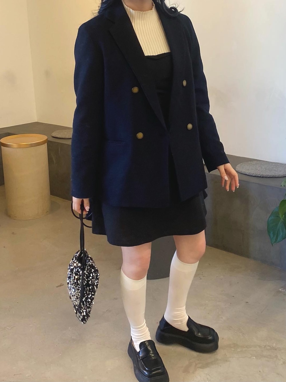 ブラック系のローファー、ブラック系のバッグ、ブラック系のワンピースを着用したレディースの冬コーディネートの2枚目の写真