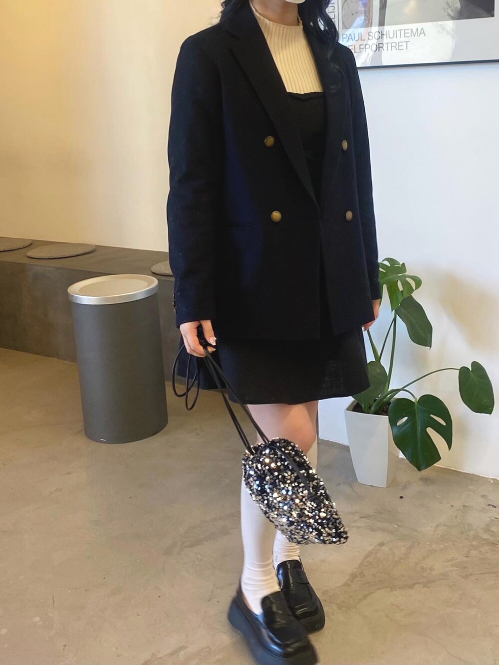 ブラック系のローファー、ブラック系のバッグ、ブラック系のワンピースを着用したレディースの冬コーディネートの4枚目の写真