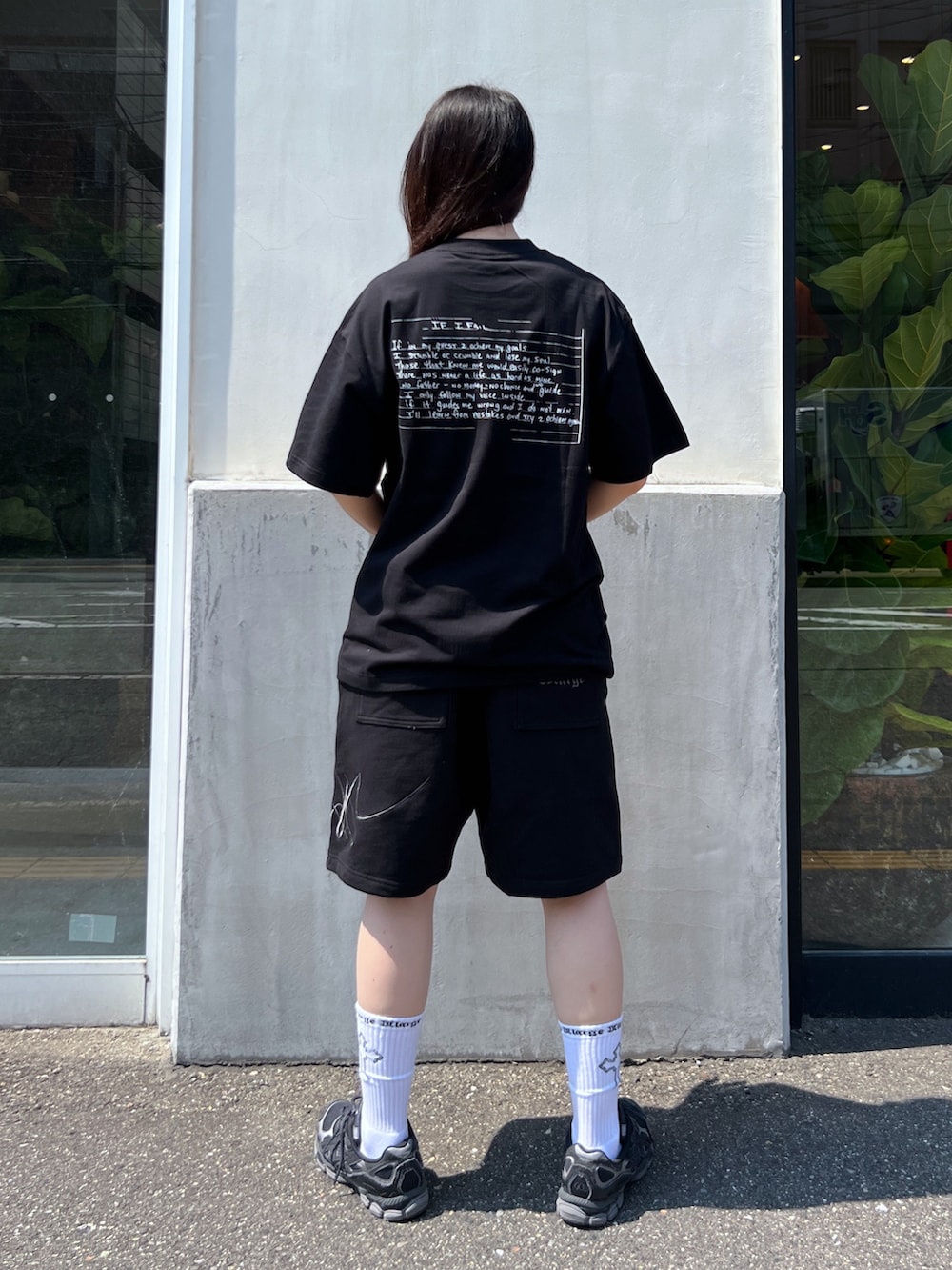 「Tシャツ、ブラック、ショートパンツ、パンツスタイル、スウェット、スウェットパンツ、夏コーデ、ootd、outfit」｜「XLARGEのXLARGE×TUPAC BOX LOGO S/S TEE（Tシャツ/カットソー、ブラック系）」を使った、Hinakoさん（レディース・165cm）の夏コーディネートの3枚目の写真