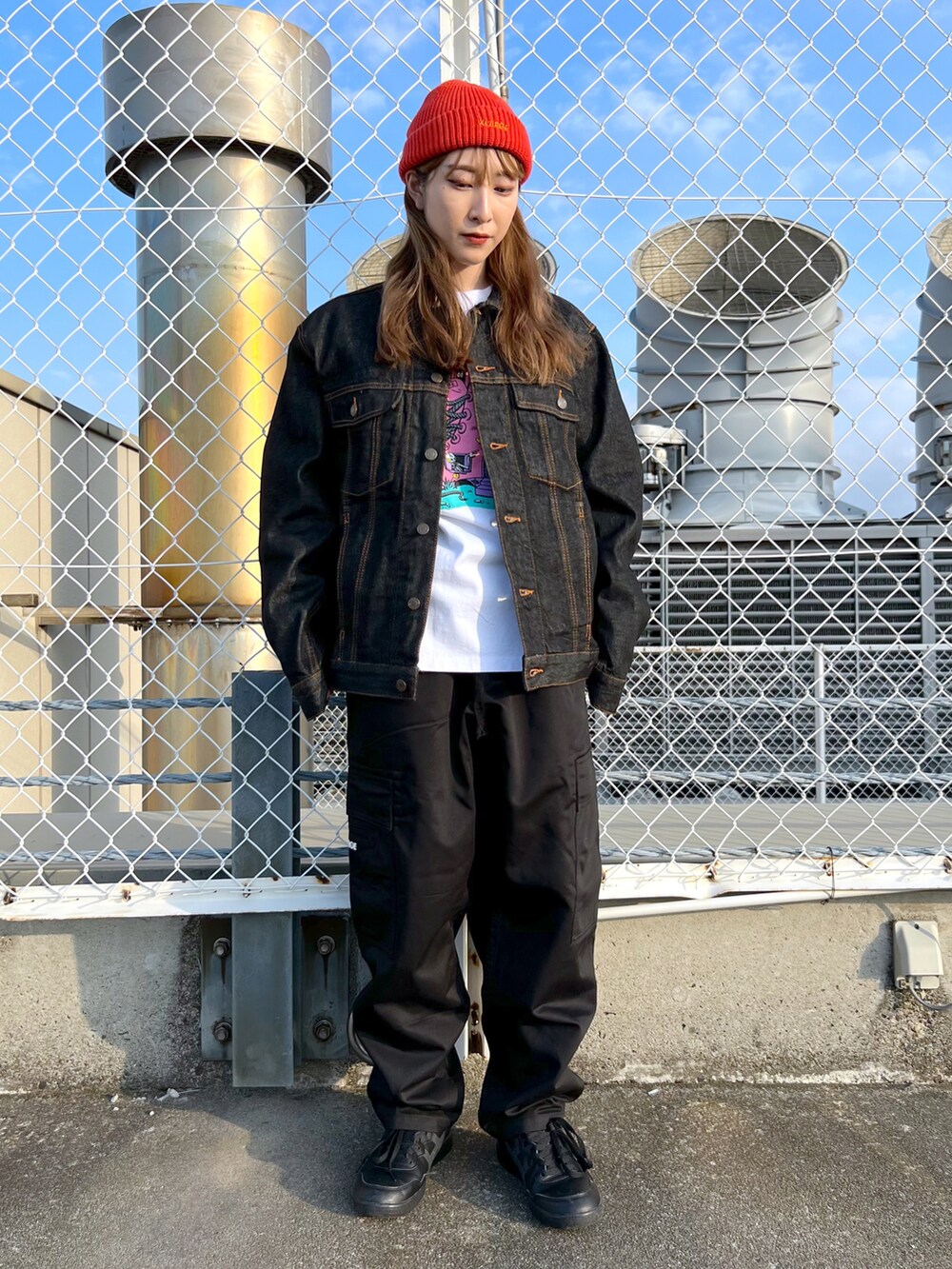 ホワイト系のTシャツ/カットソー、ブラック系のデニムジャケット、ブラック系のその他パンツを着用したレディースの春コーディネートの2枚目の写真