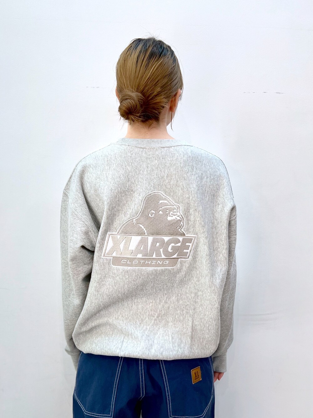 グレー系のスウェット、ブルー系のその他パンツを着用したレディースの春コーディネートの4枚目の写真