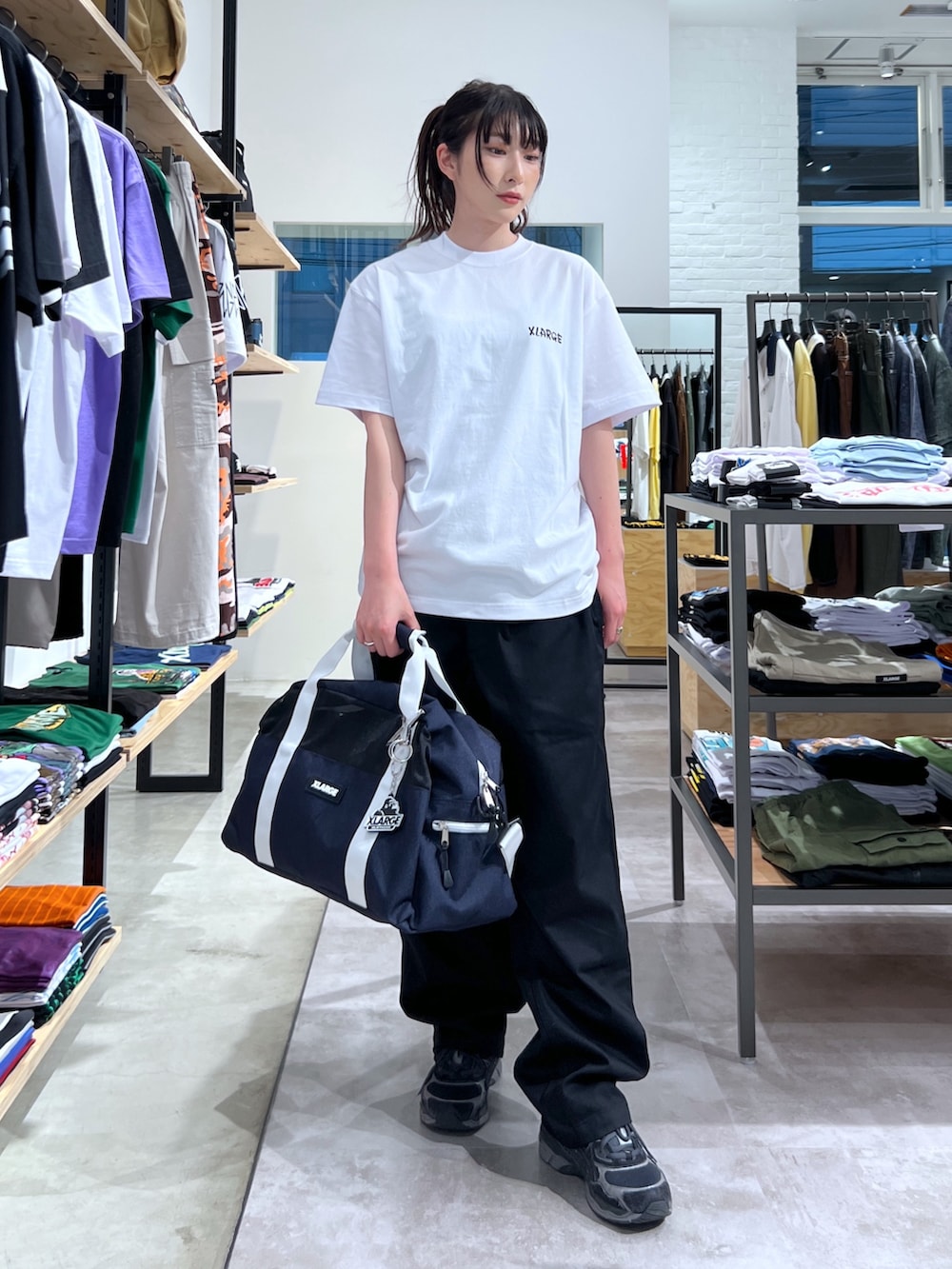 「Tシャツ、ロゴT、パンツスタイル、バッグ、夏コーデ、ootd、今日のコーデ」｜「XLARGEのDRAWING OG S/S TEE（Tシャツ/カットソー、ホワイト系）」を使った、Hinakoさん（レディース・165cm）の夏コーディネートの3枚目の写真