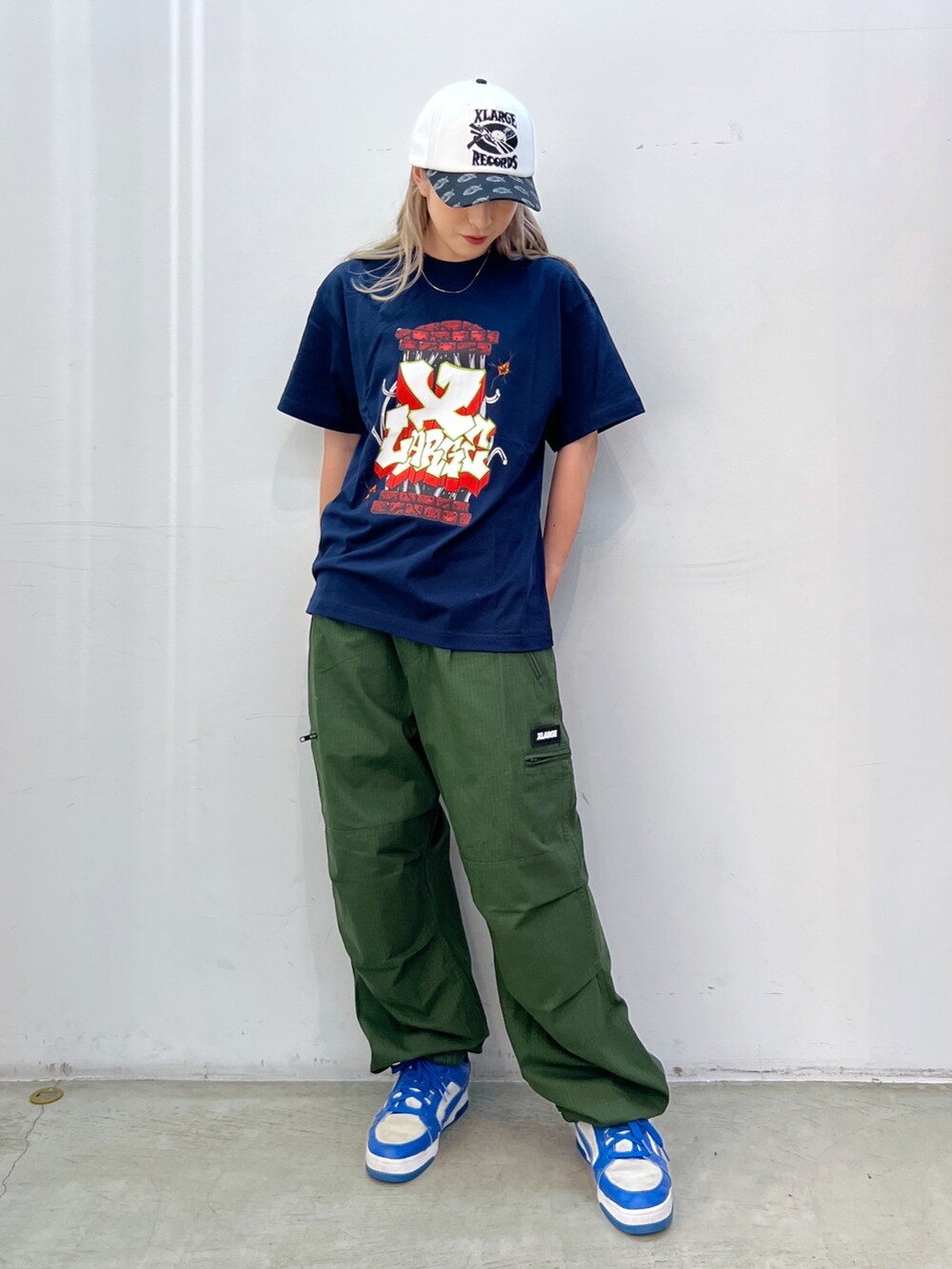 「キヤップ、Tシャツ、メンズライク、パンツスタイル」｜「XLARGEのBREAK THE RECORDS CAP（キャップ、ホワイト系）」を使った、Hinakoさん（レディース・165cm）の秋コーディネートの2枚目の写真