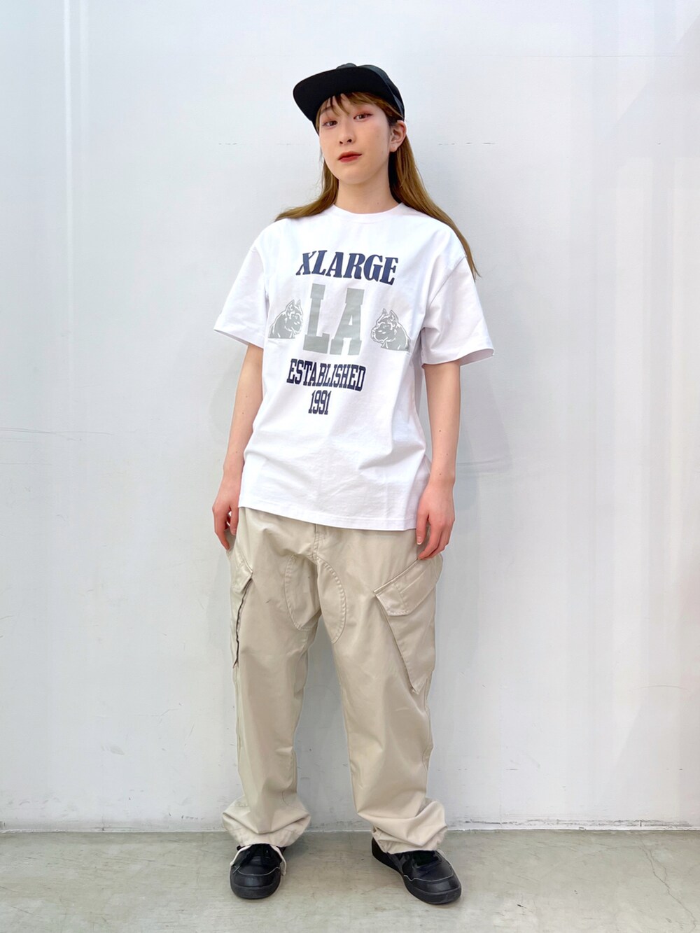 ブルー系のシャツ/ブラウス、ホワイト系のTシャツ/カットソー、ベージュ系のその他パンツを着用したレディースの春コーディネートの3枚目の写真