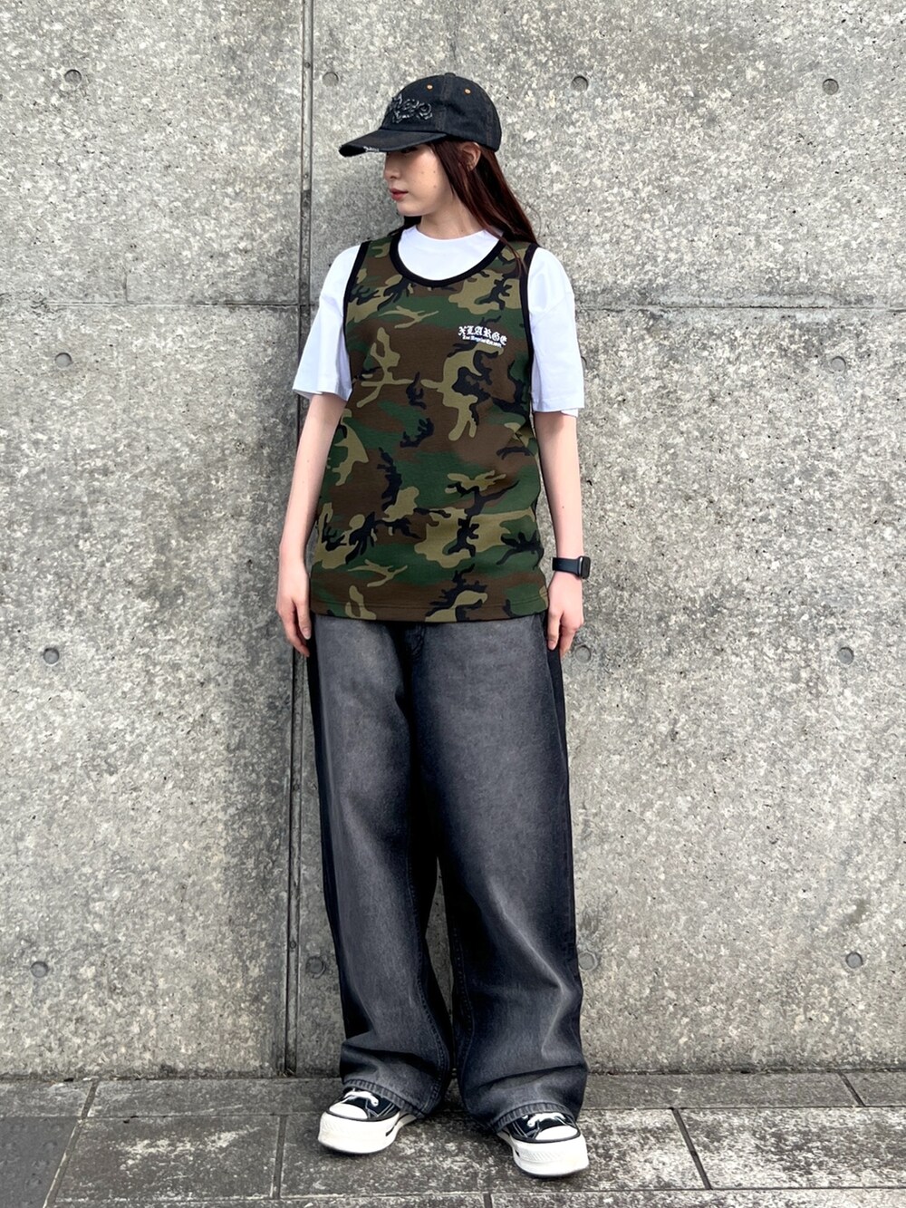 ホワイト系のTシャツ/カットソー、その他のTシャツ/カットソー、ブラック系のデニムパンツを着用したレディースの夏コーディネートの2枚目の写真