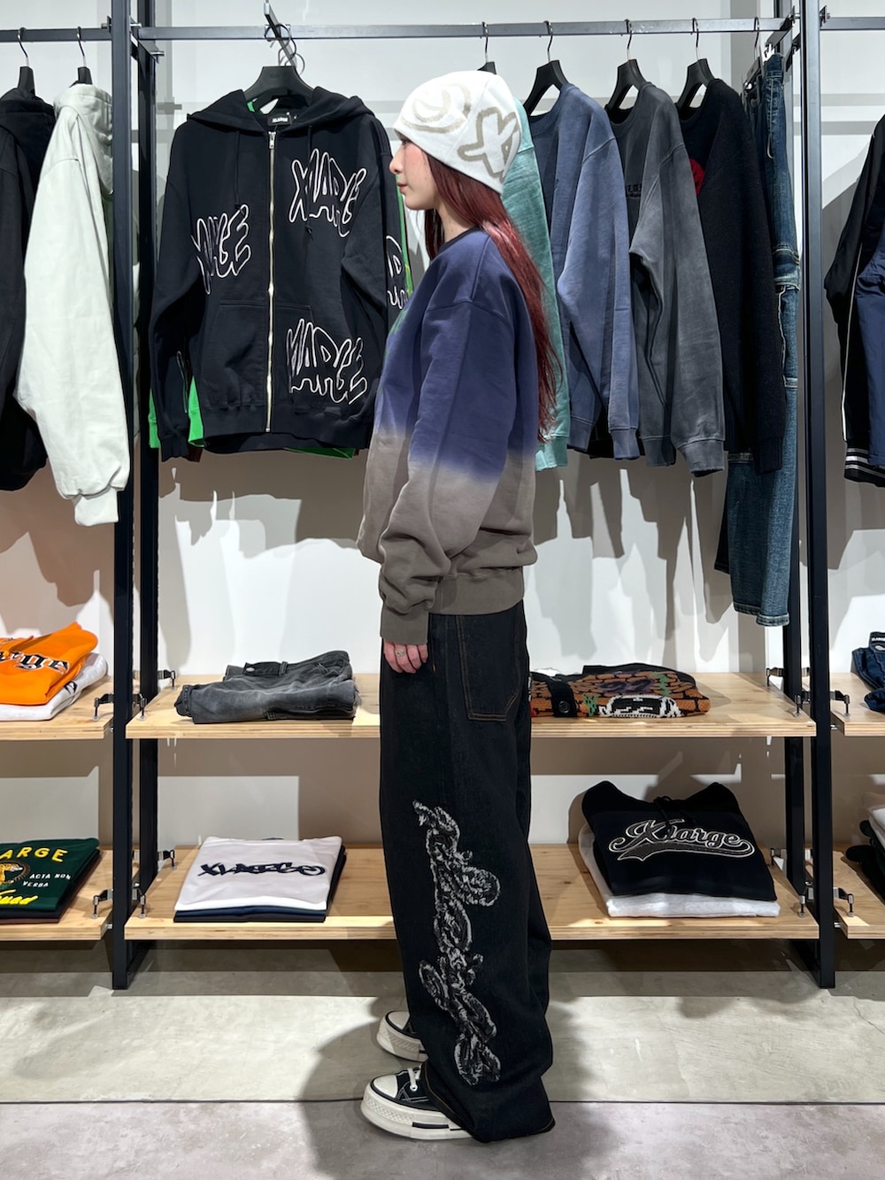 「デニム、スウェット、パンツスタイル、デニムパンツ、カラーコーデ、ニット帽、ootd、トレーナー、春、今日のコーデ、ラフ」｜「XLARGEのXL TAGGING SINGLE BEANIE（ニットキャップ/ビーニー、ホワイト系）」を使った、Hinakoさん（レディース・165cm）の冬コーディネートの2枚目の写真