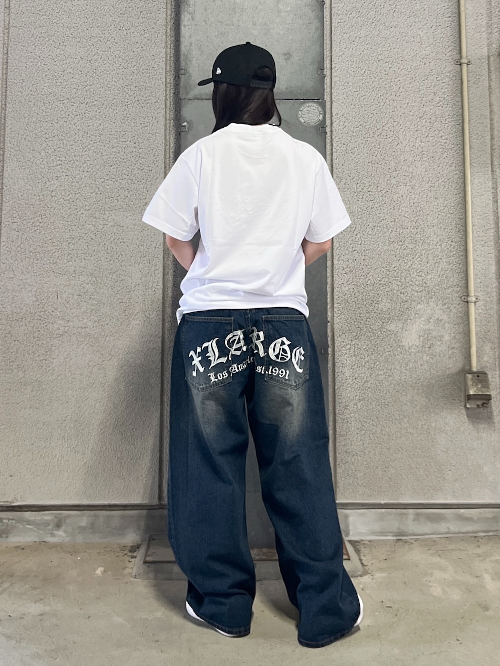「ラフコーデ、Tシャツコーデ、Tシャツ、パンツスタイル、パンツ、デニム、デニムパンツ、キャップ、夏、夏コーデ、ootd、outfit」｜「NEW ERAのXLARGE×NEW ERA OLD ENGLISH LOGO CAP（キャップ、ブラック系）」を使った、Hinakoさん（レディース・165cm）の春コーディネートの3枚目の写真