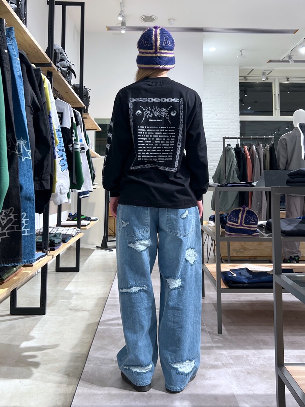 「ニット、Tシャツ、ジャケット、アウター、ブラック、パンツスタイル、デニム、デニムパンツ」｜「XLARGEのCROCHET BELL HAT（ハット、ブルー系）」を使った、Hinakoさん（レディース・165cm）の春コーディネートの3枚目の写真