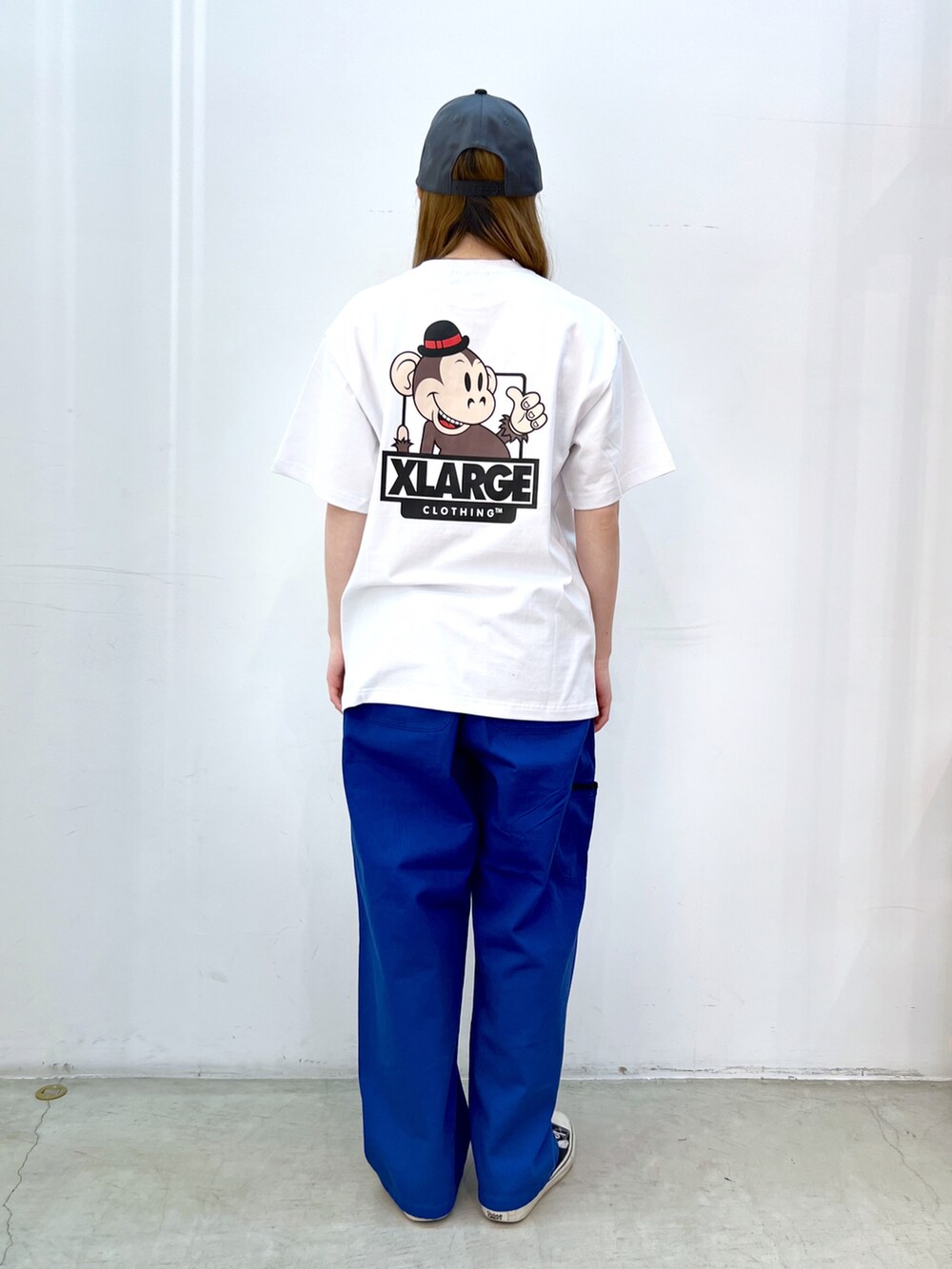ブラック系のスウェット、ホワイト系のTシャツ/カットソー、ブルー系のその他パンツを着用したレディースの春コーディネートの3枚目の写真