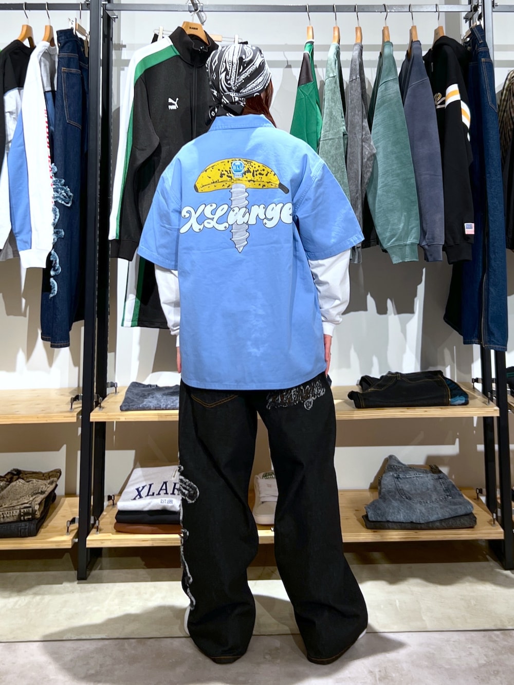 「ロンT、今日のコーデ、シャツスタイル、パンツコーデ、春カラー、バンダナ、カラーコーデ、パンツスタイル、デニム、デニムパンツ、ootd、outfit」｜「XLARGEのXLARGE×Mister Cartoon BANDANA（バンダナ/スカーフ、ブラック系）」を使った、Hinakoさん（レディース・165cm）の春コーディネートの3枚目の写真