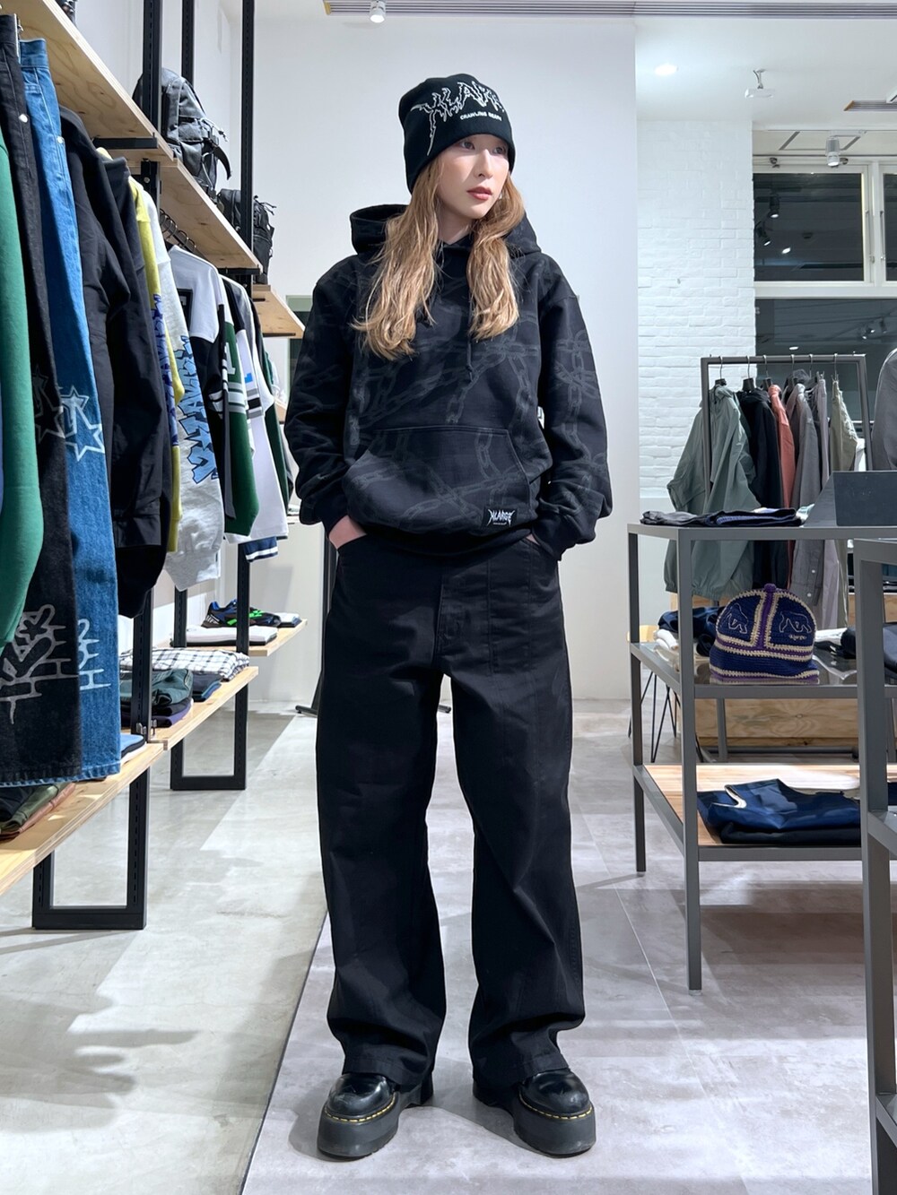 「ニット、パーカー、パンツスタイル、チノパン、ブラック、アウター、ジャケット、ootd」｜「Crawling DeathのXLARGE×Crawling Death SINGLE BEANIE（ニットキャップ/ビーニー、ブラック系）」を使った、Hinakoさん（レディース・165cm）の春コーディネートの2枚目の写真