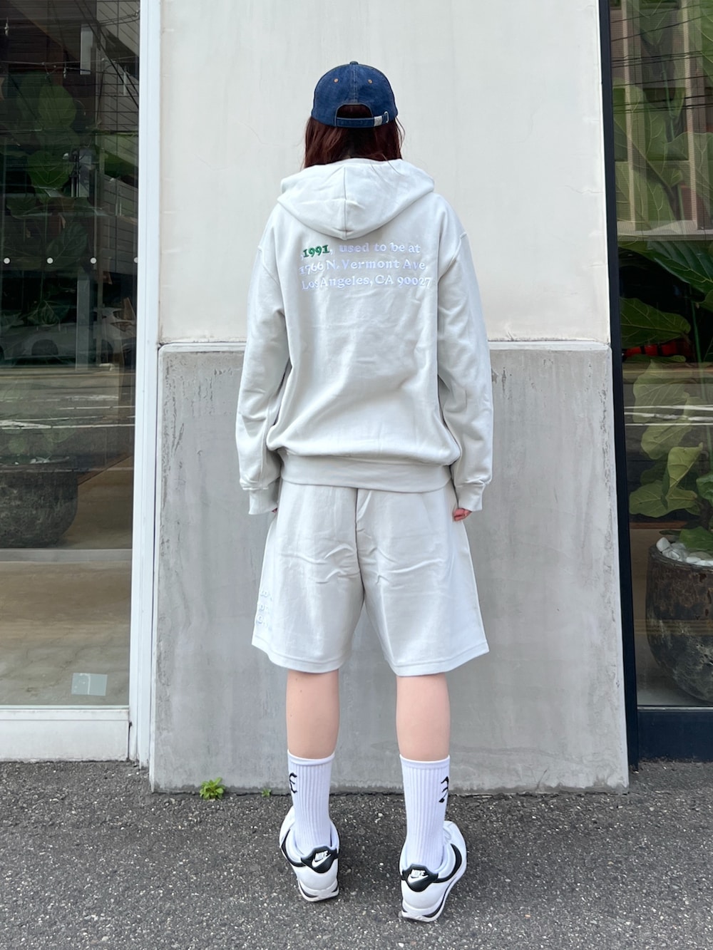 「今日のコーデ、ラクチンコーデ、パンツコーデ、春カラー、ootd、セットアップ、パーカー、スウェット、スウェットパンツ、ショートパンツ、キャップ、カラーコーデ、outfit」｜「XLARGEのPATCHED DENIM CAP（キャップ、ブルー系）」を使った、Hinakoさん（レディース・165cm）の春コーディネートの3枚目の写真