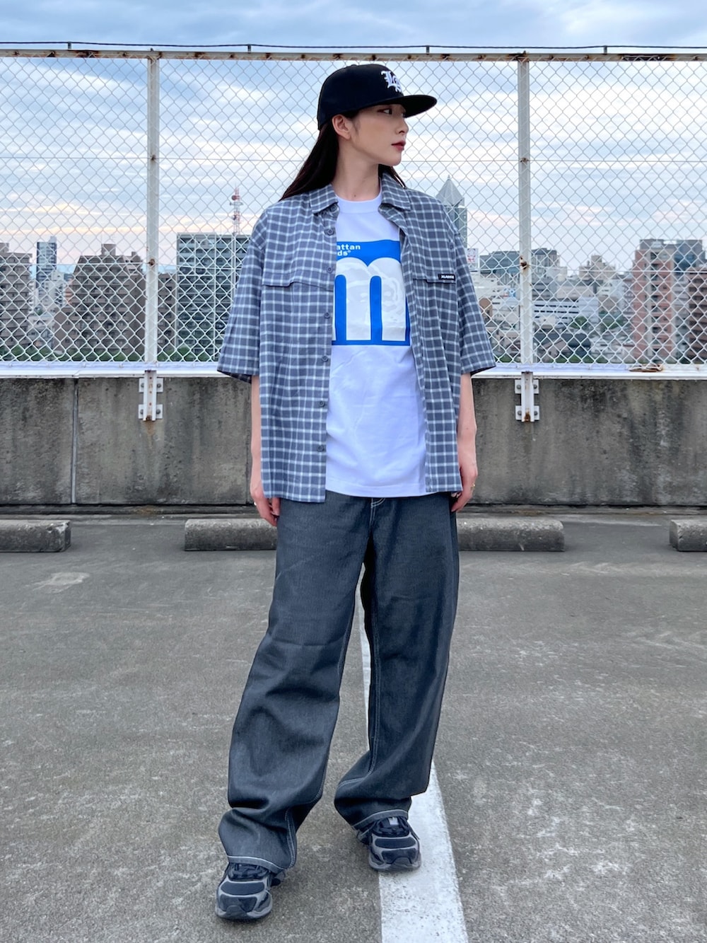 ホワイト系のTシャツ/カットソー、ブルー系のシャツ/ブラウス、ブラック系のキャップを着用したレディースの夏コーディネートの2枚目の写真