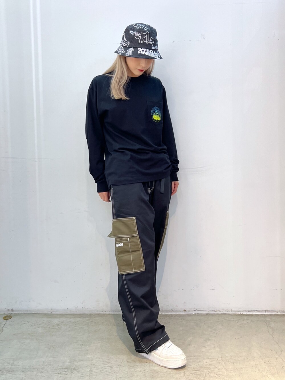 「ハット、ブラック、パンツスタイル、カーゴパンツ、Tシャツ、ロンT」｜「XLARGEのGRAFFITI DENIM HAT（ハット、ブラック系）」を使った、Hinakoさん（レディース・165cm）の秋コーディネートの4枚目の写真