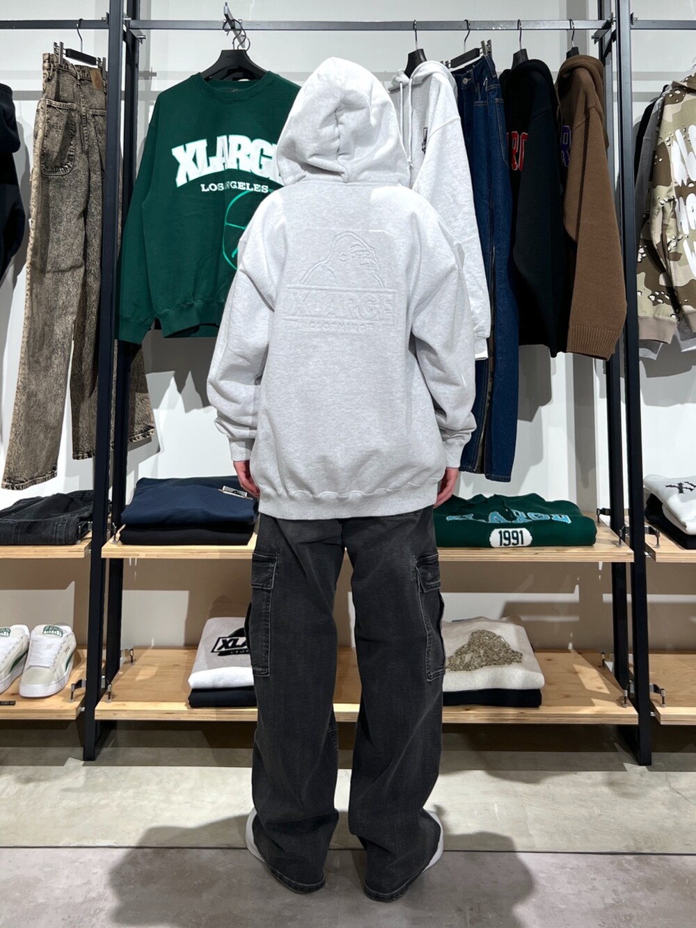 「パンツコーデ、シンプル、ootd、パーカー、Tシャツ、ロンT、パンツスタイル、パンツ、デニム、デニムパンツ、ニット帽、ニット、outfit」｜「XLARGEのVARIOUS LOGO SINGLE BEANIE（ニットキャップ/ビーニー、グレー系）」を使った、Hinakoさん（レディース・165cm）の冬コーディネートの2枚目の写真