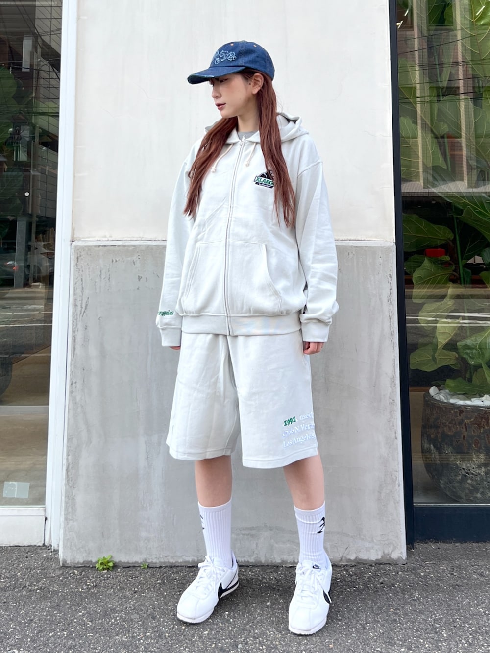 「今日のコーデ、ラクチンコーデ、パンツコーデ、春カラー、ootd、セットアップ、パーカー、スウェット、スウェットパンツ、ショートパンツ、キャップ、カラーコーデ、outfit」｜「XLARGEのPATCHED DENIM CAP（キャップ、ブルー系）」を使った、Hinakoさん（レディース・165cm）の春コーディネートの2枚目の写真