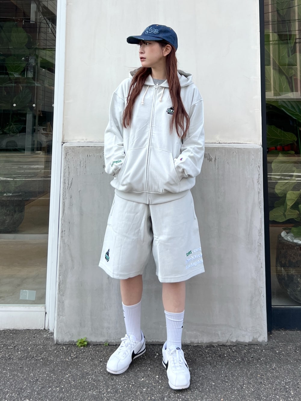 「今日のコーデ、ラクチンコーデ、パンツコーデ、春カラー、ootd、セットアップ、パーカー、スウェット、スウェットパンツ、ショートパンツ、キャップ、カラーコーデ、outfit」｜「XLARGEのPATCHED DENIM CAP（キャップ、ブルー系）」を使った、Hinakoさん（レディース・165cm）の春コーディネートの4枚目の写真