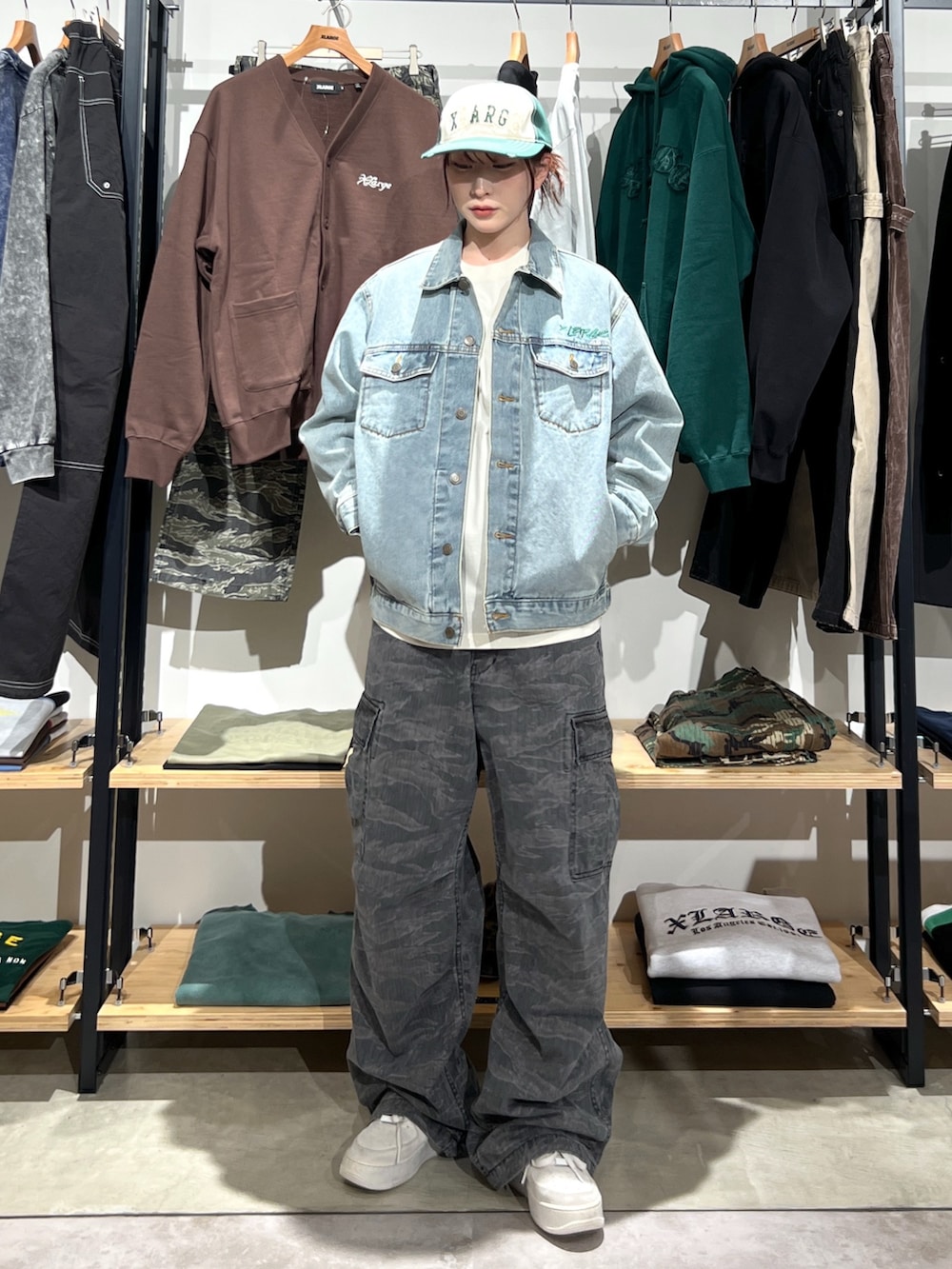 「春コーデ、ゆるコーデ、ジャケットスタイル、パンツスタイル、パンツ、デニム、デニムジャケット、ジャケット、Tシャツ、カーゴパンツ、キャップ、春、ラフ、ootd、outfit」｜「XLARGEのDAMAGED 6PANEL CAP（キャップ、グリーン系）」を使った、Hinakoさん（レディース・165cm）の春コーディネートの2枚目の写真