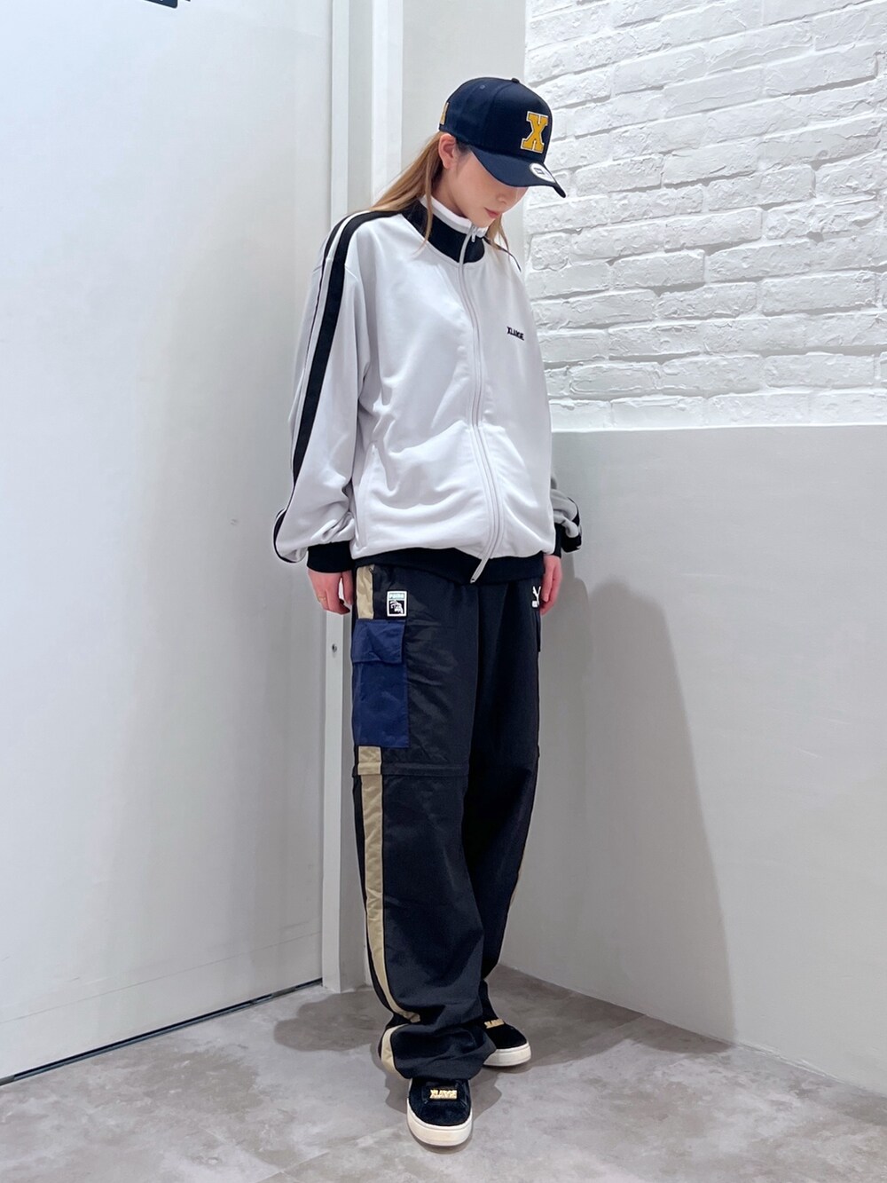 「キャップ、アウター、ジャケット、トラックジャケット、パンツスタイル、ナイロンパンツ、ラフ、ootd」｜「NEW ERAのXLARGE×NEWERA VARSITY CAP（キャップ、ブルー系）」を使った、Hinakoさん（レディース・165cm）の春コーディネートの2枚目の写真