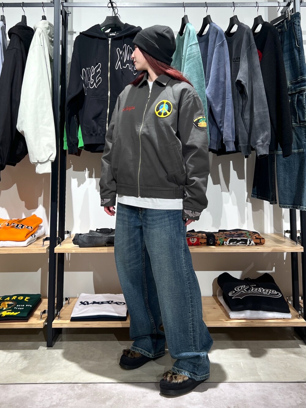 「ニット帽、アウター、ジャケット、Tシャツ、ロンT、パンツスタイル、デニム、デニムパンツ、春、春コーデ、ootd、ラフ」｜「XLARGEのLOGO PATCHED CUFF BEANIE（ニットキャップ/ビーニー、ブラック系）」を使った、Hinakoさん（レディース・165cm）の冬コーディネートの2枚目の写真